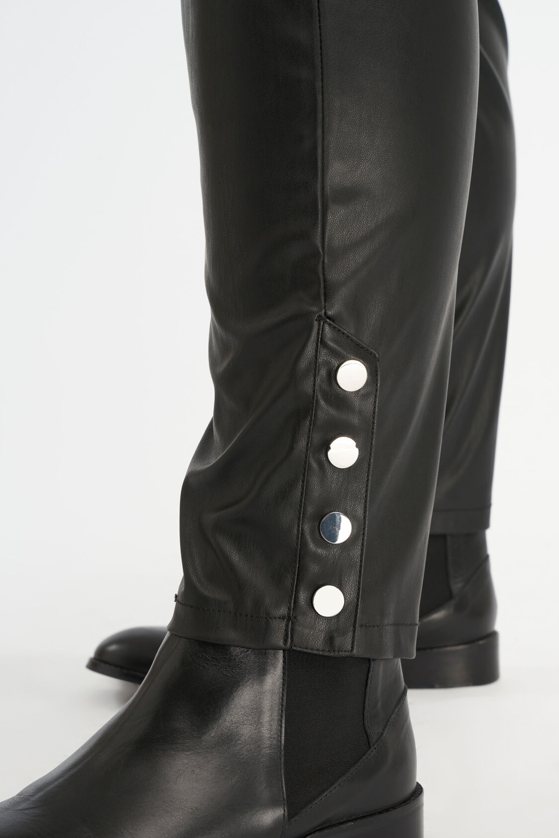 Pantalones tipo cargo con bolsillos image number 5