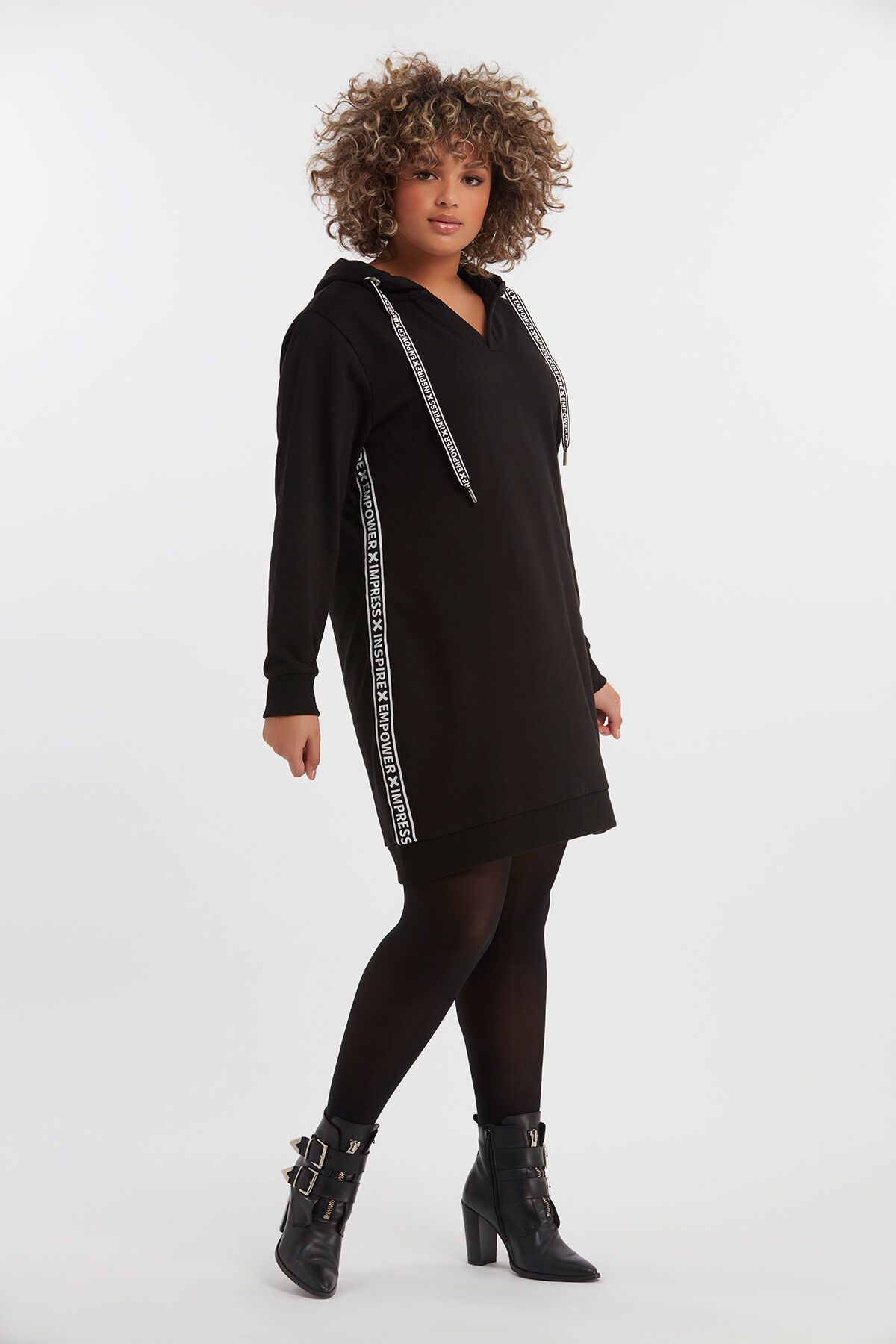 Vestido tipo jersey con raya deportiva image number 4