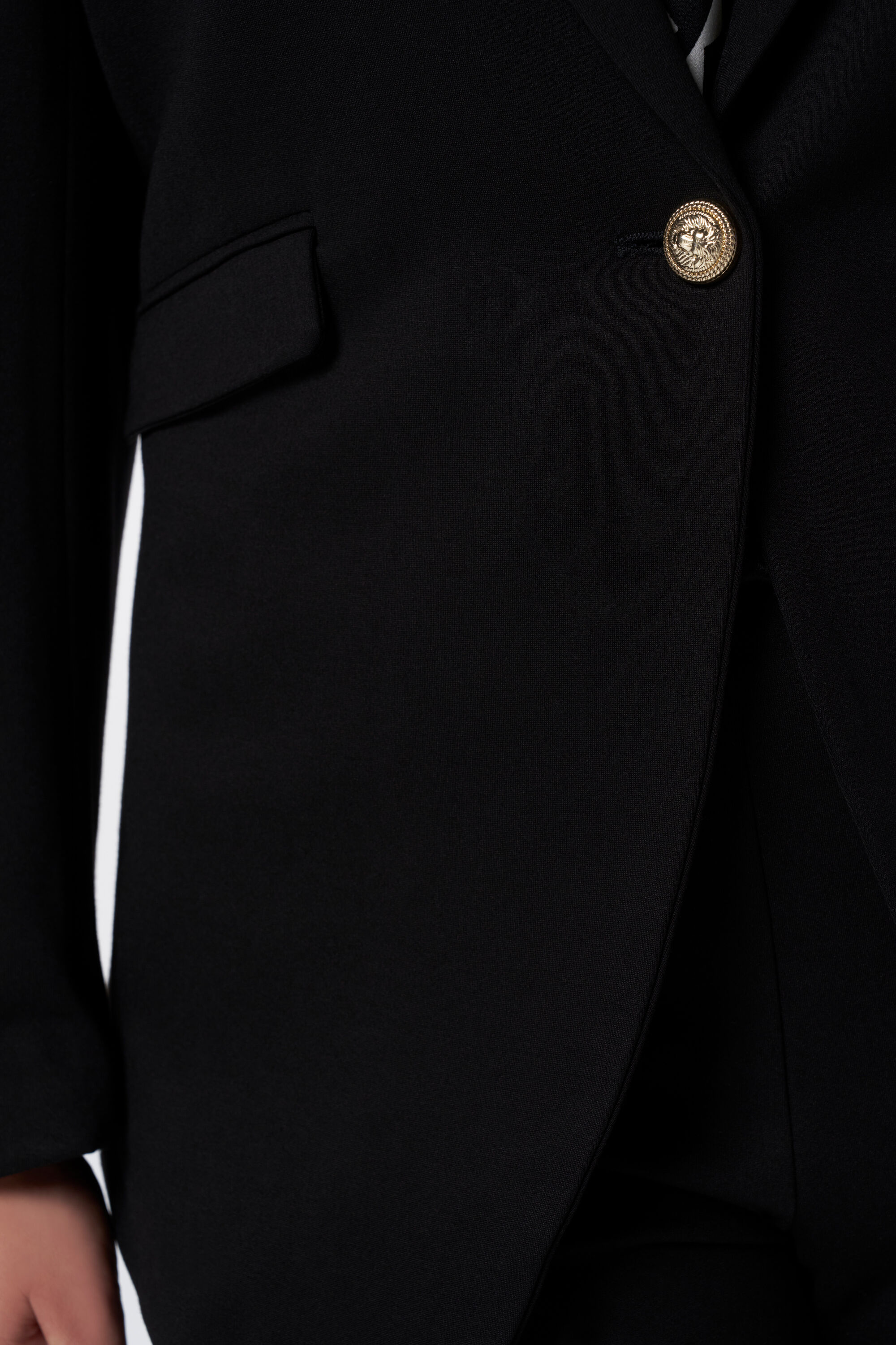 Chaleco con botones dorados image number 4