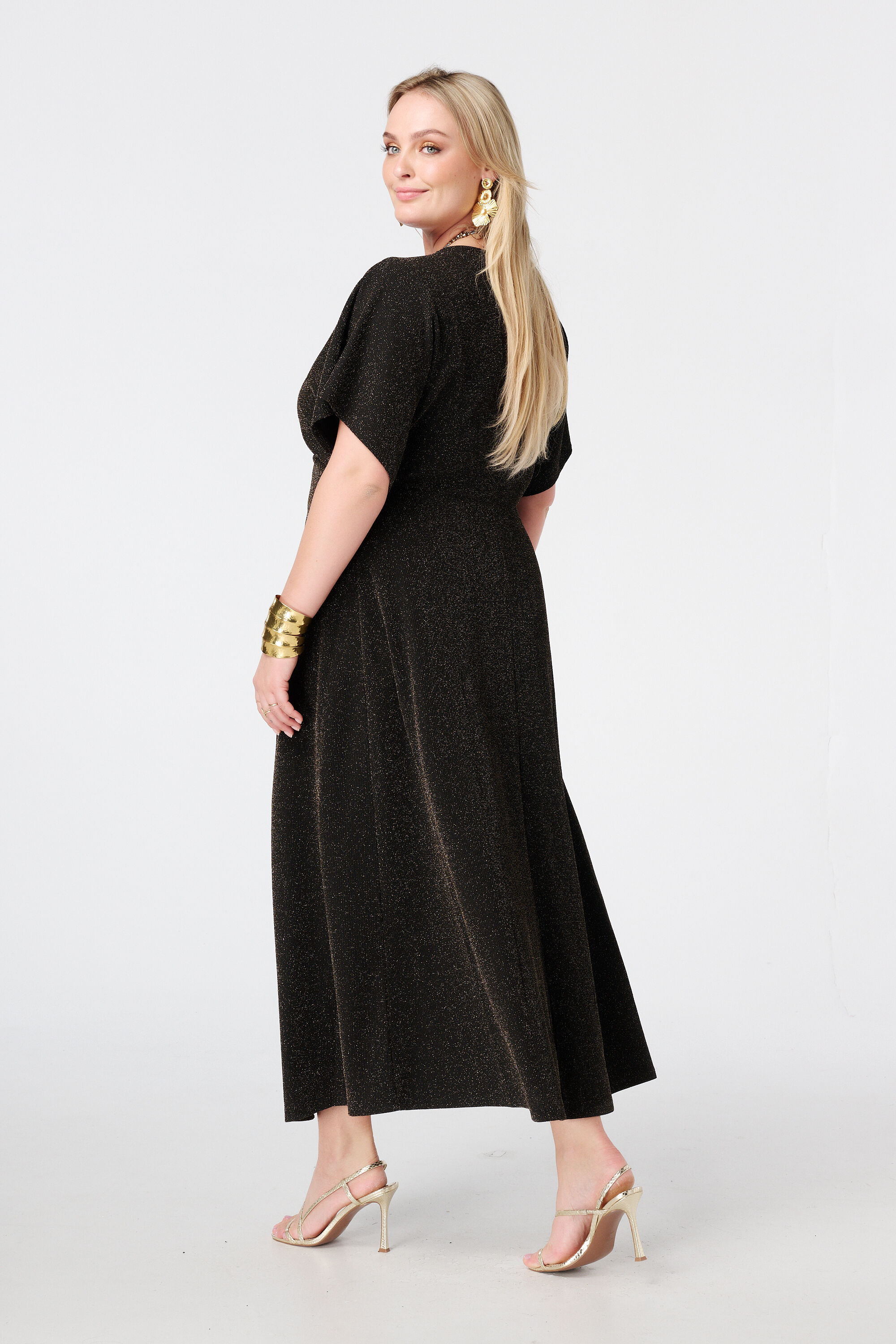 Vestido brillante con mangas de mariposa y detalle de botones image number 3