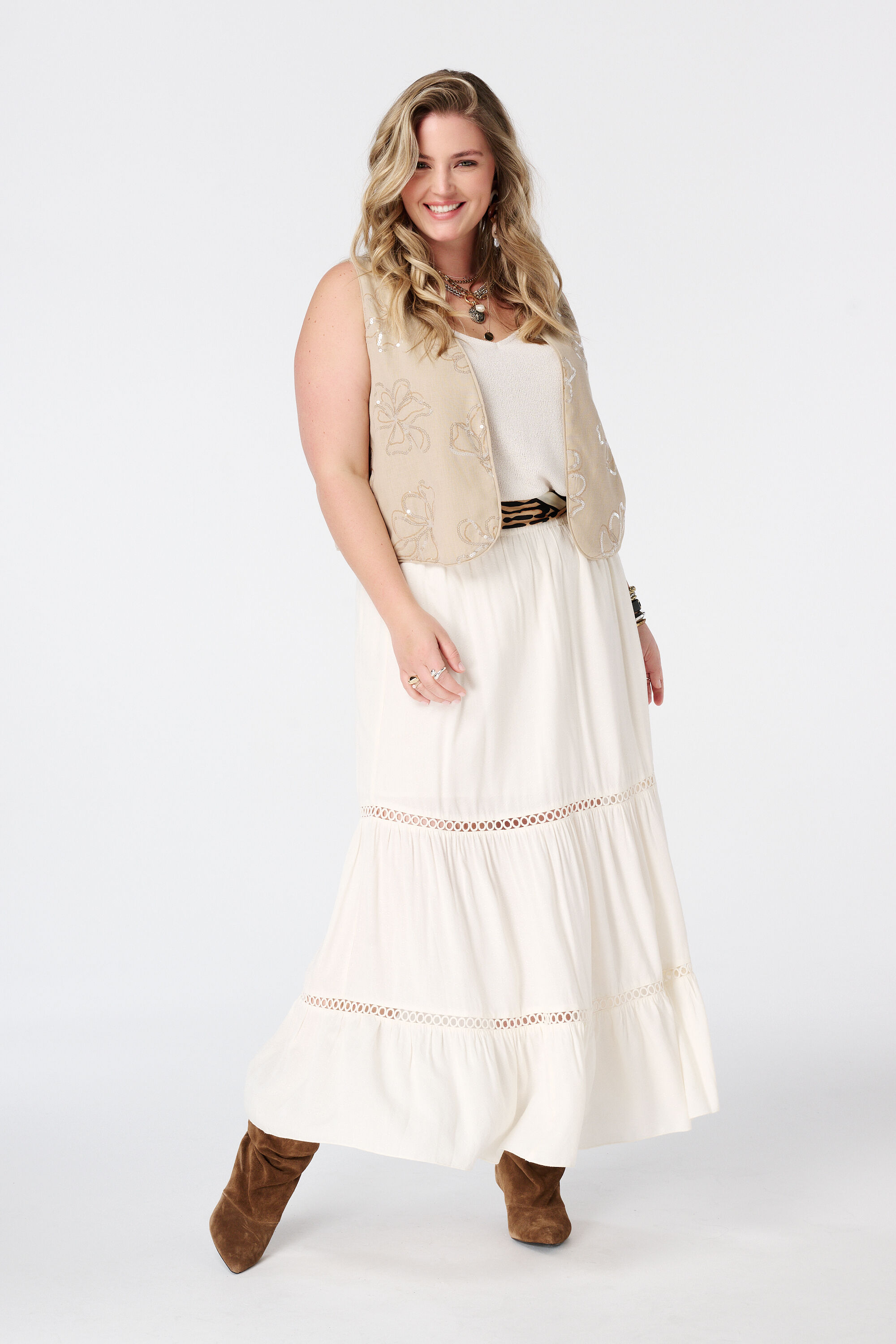 Falda maxi con detalles de encaje