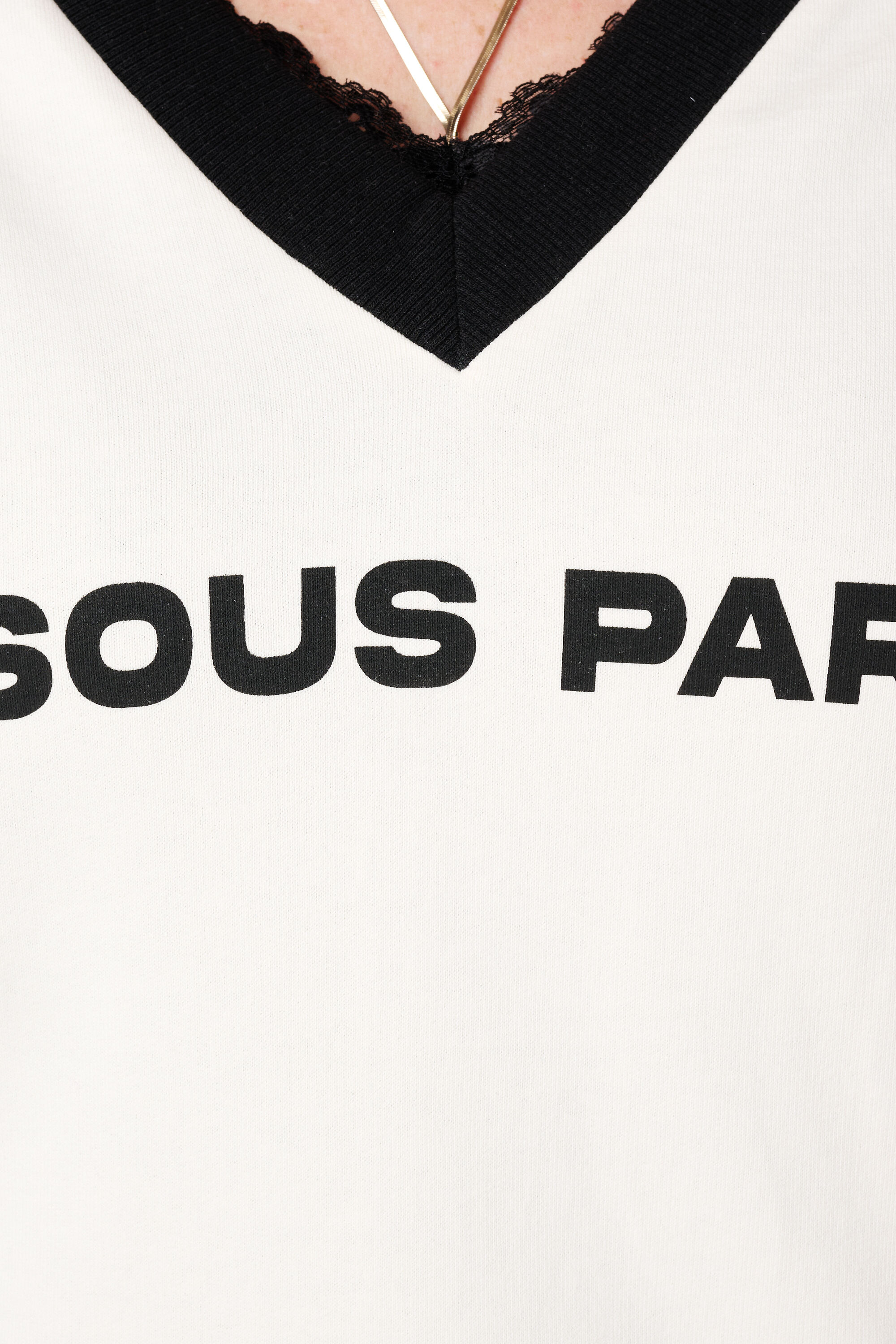 Su&eacute;ter con cuello en V y pu&ntilde;os en contraste image number 6