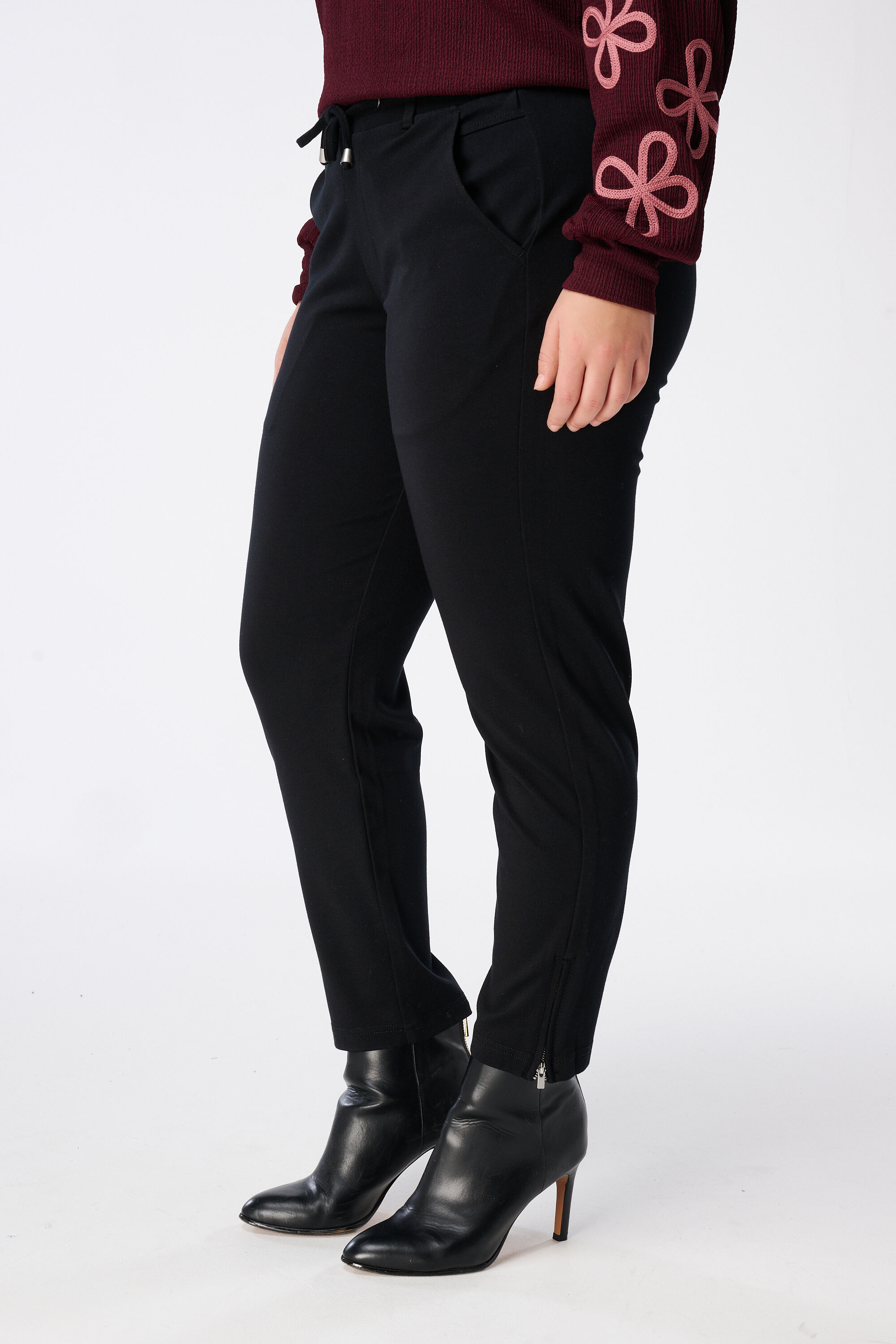 Pantal&oacute;n con cord&oacute;n image number 4