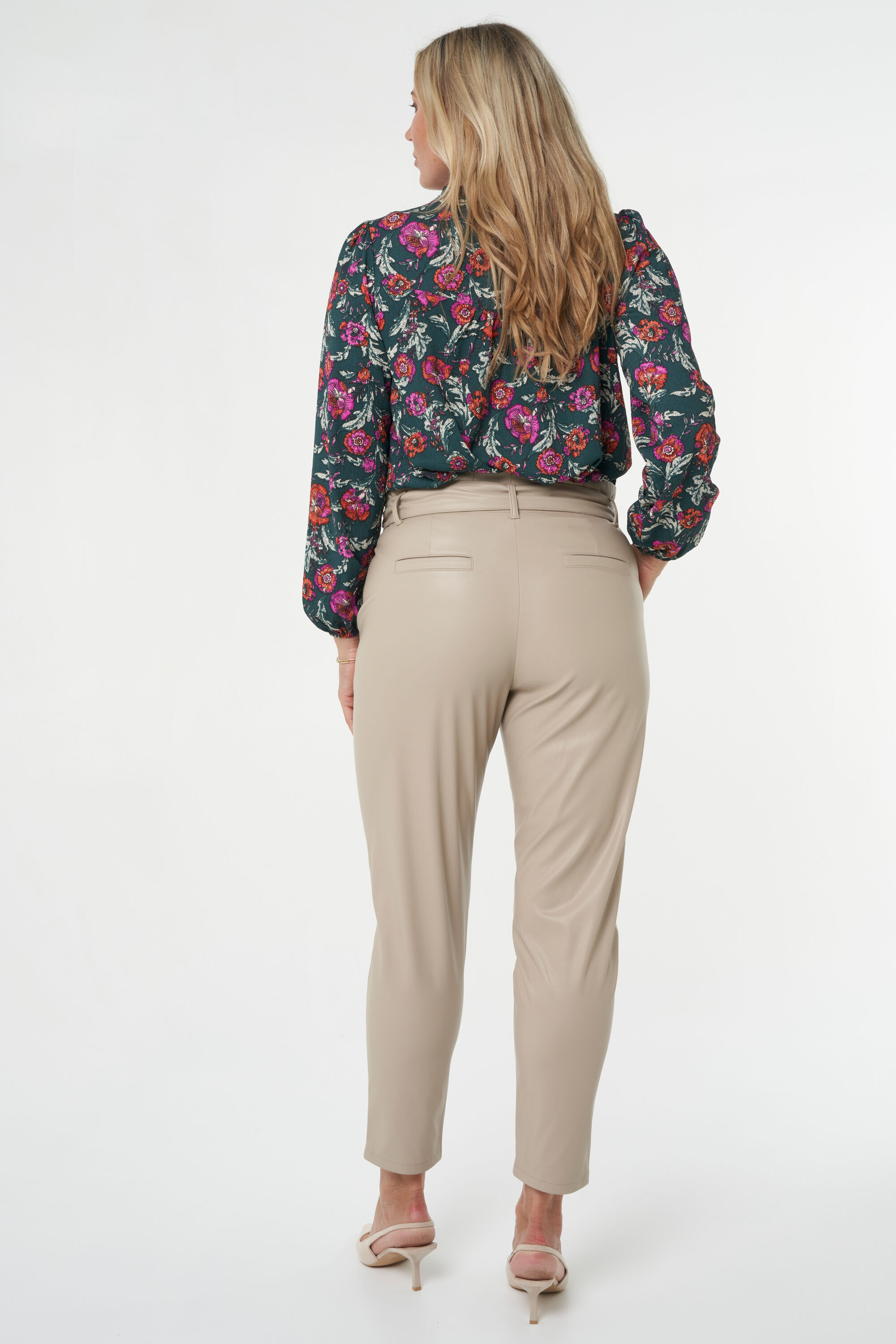 Pantalones paperbag de cuero sint&eacute;tico image number 4