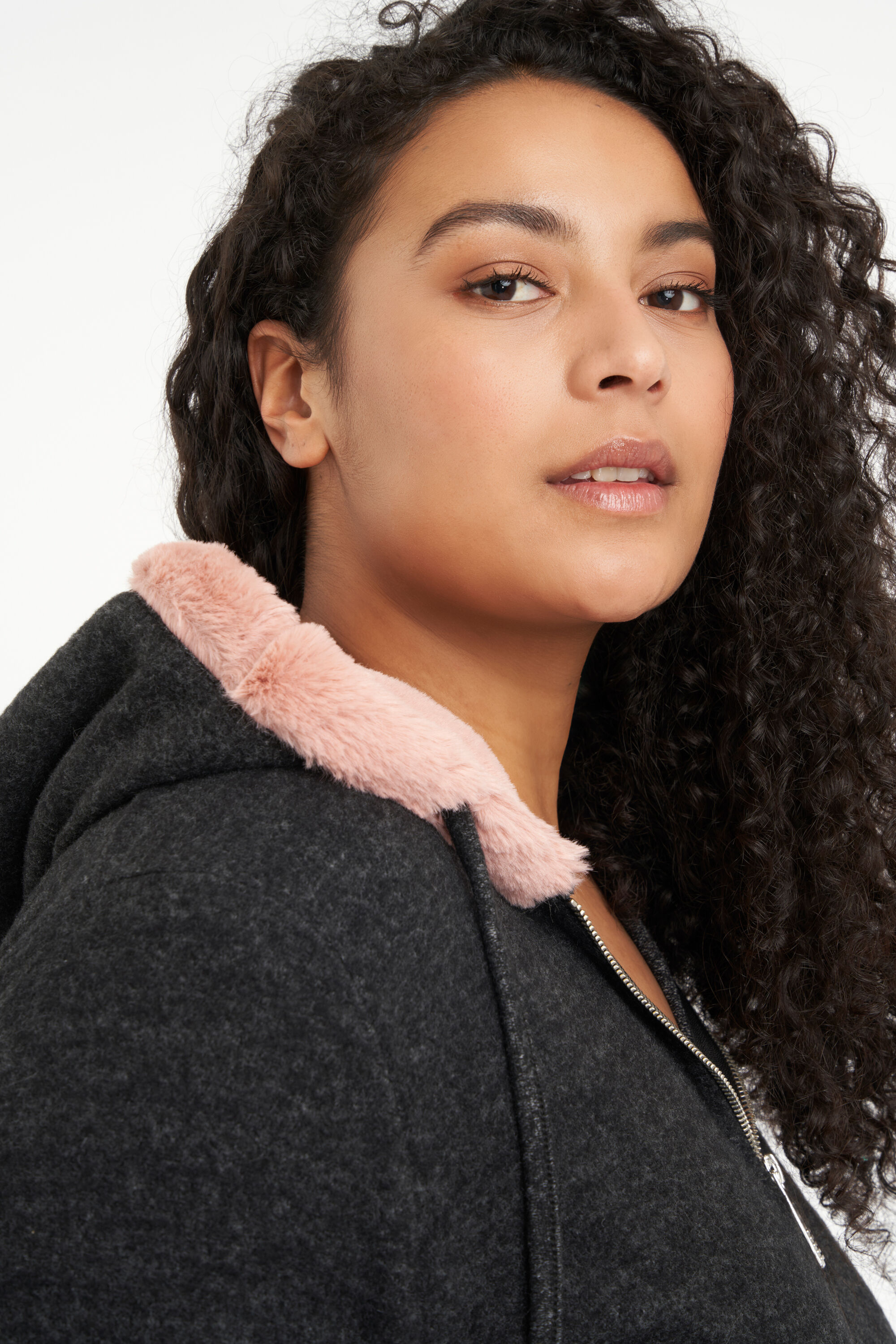 C&aacute;rdigan con capucha image number 5