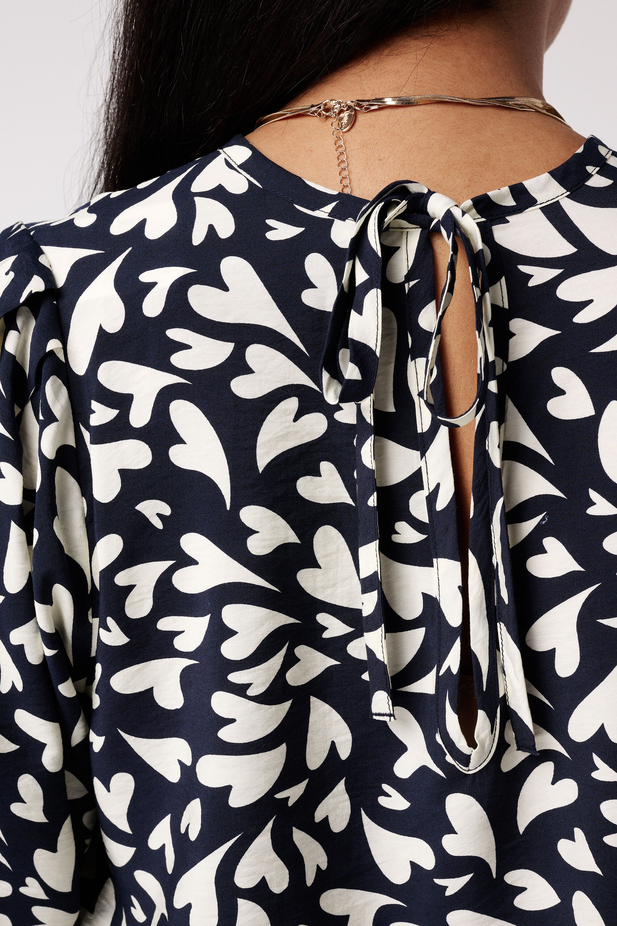 Blusa con estampado de lunares y cord&oacute;n image number 6