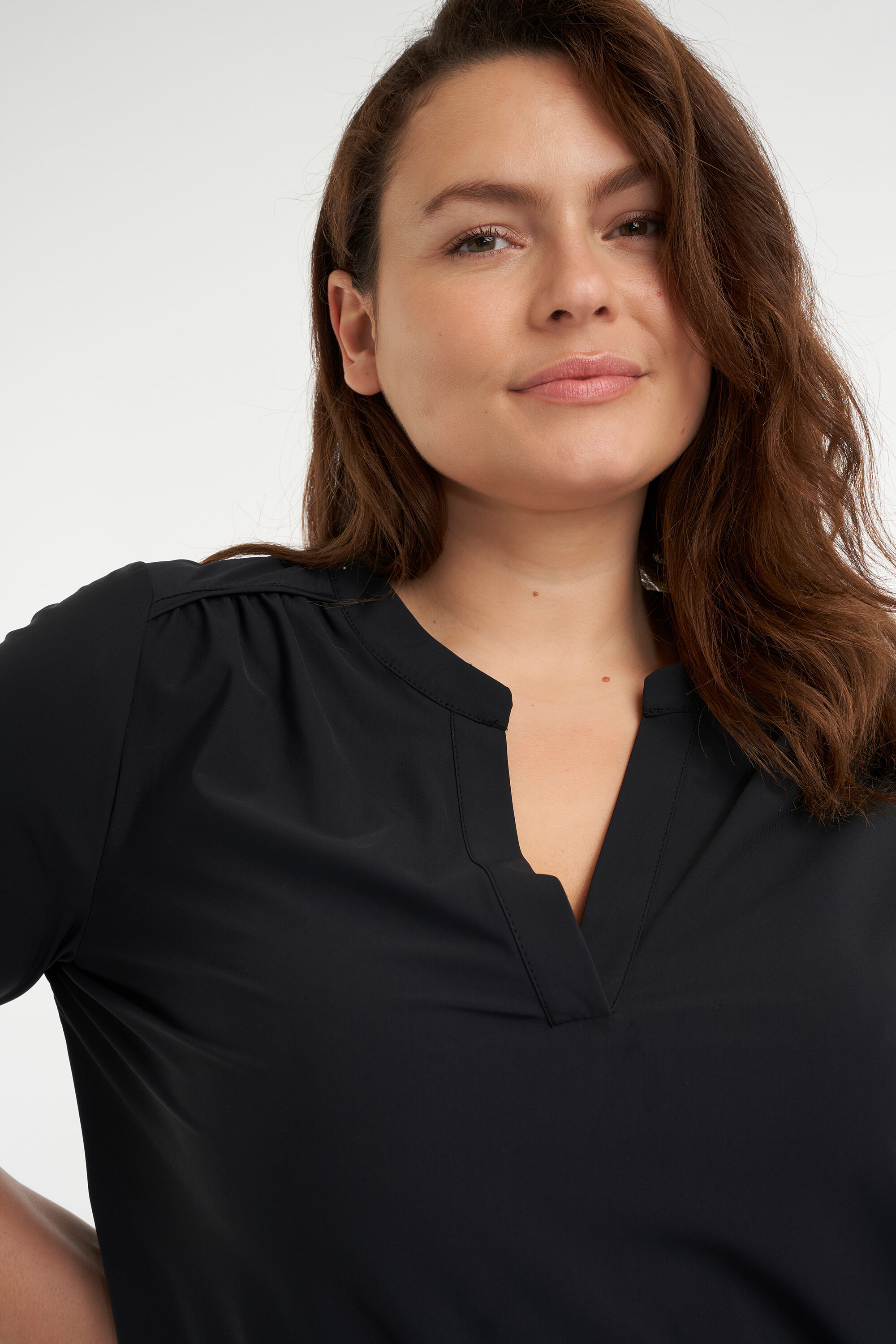 Vestido con escote en V image number 5