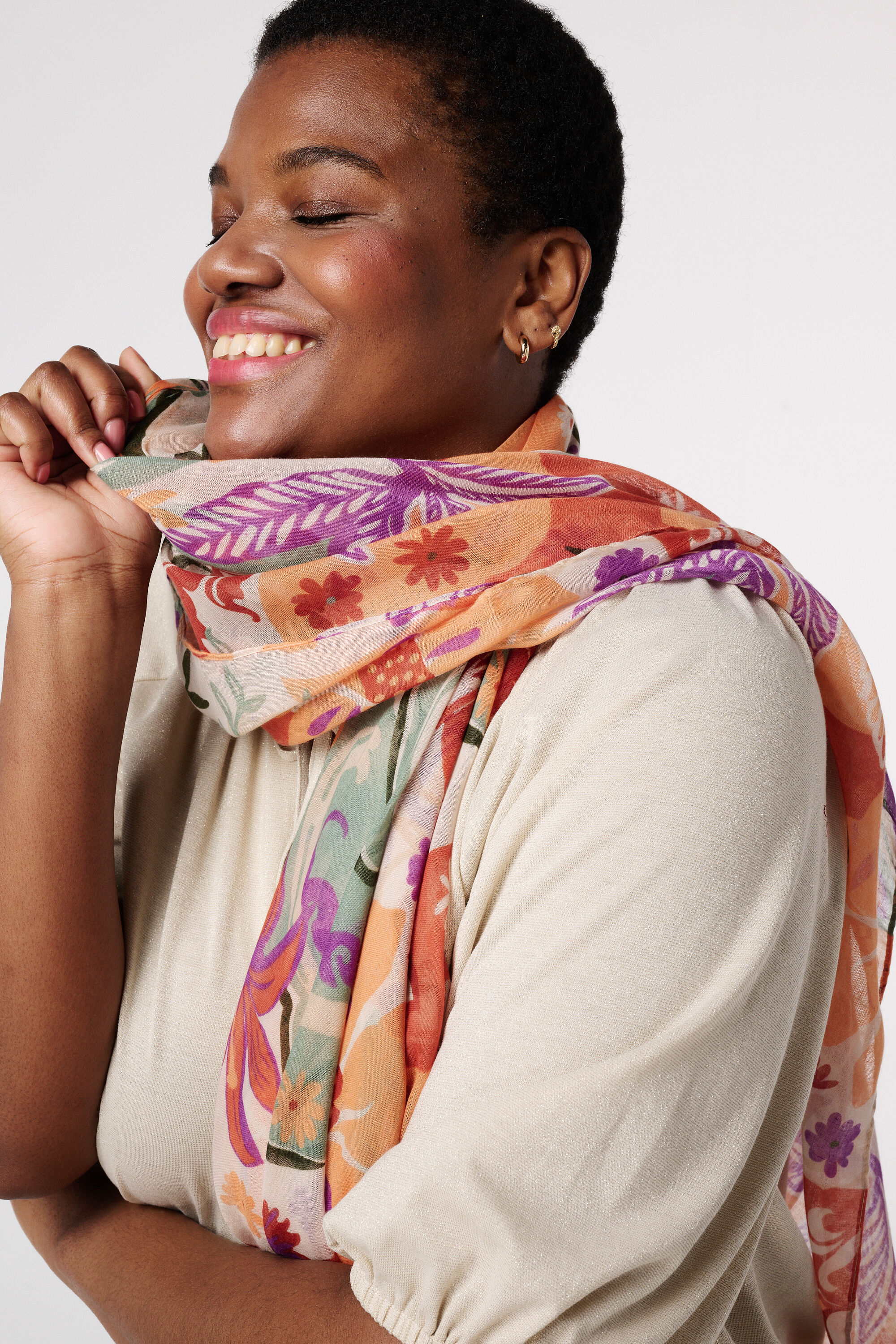 Bufanda con estampado floral image number 2