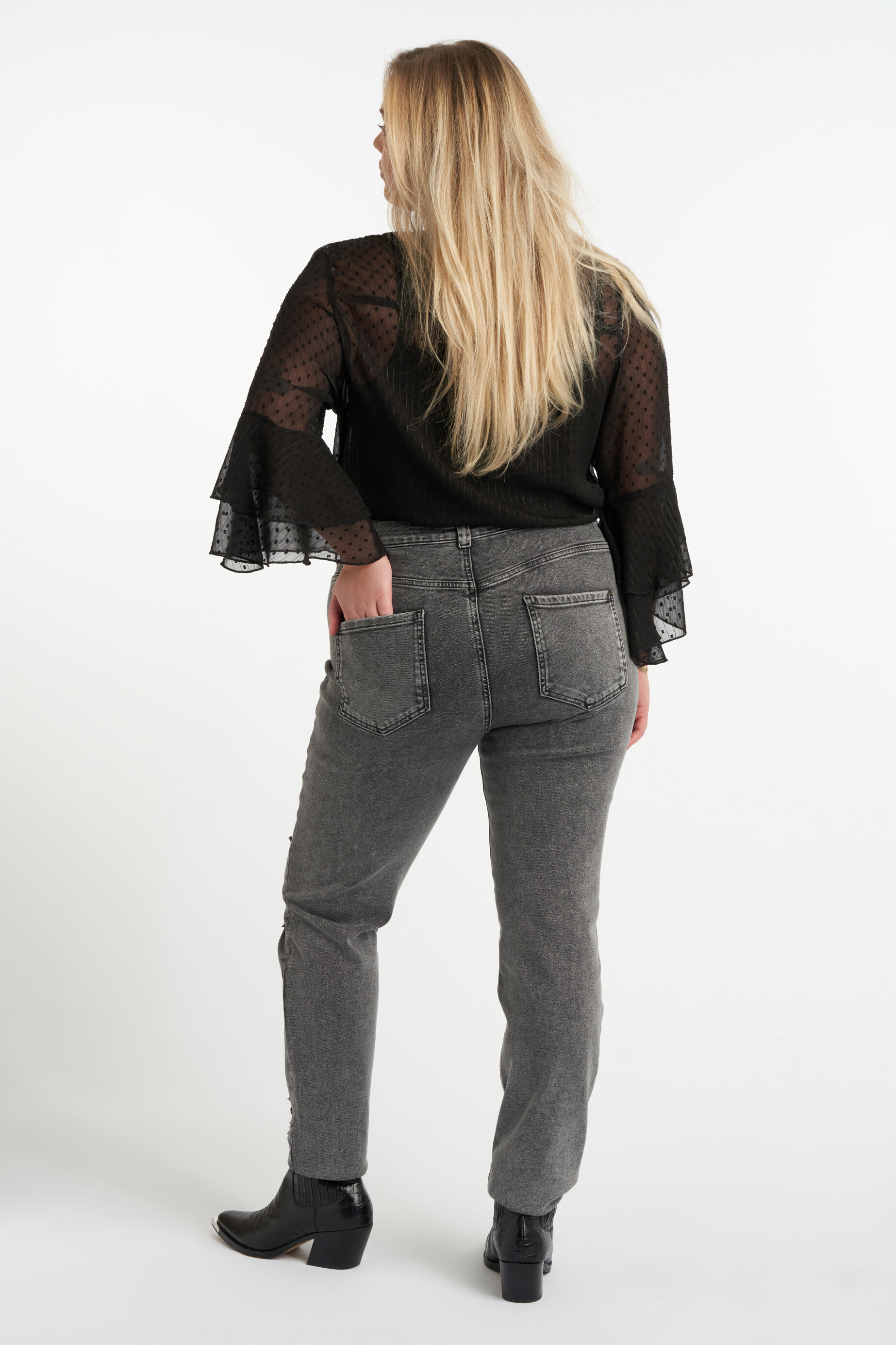 Vaqueros con detalles desgastados image number 3