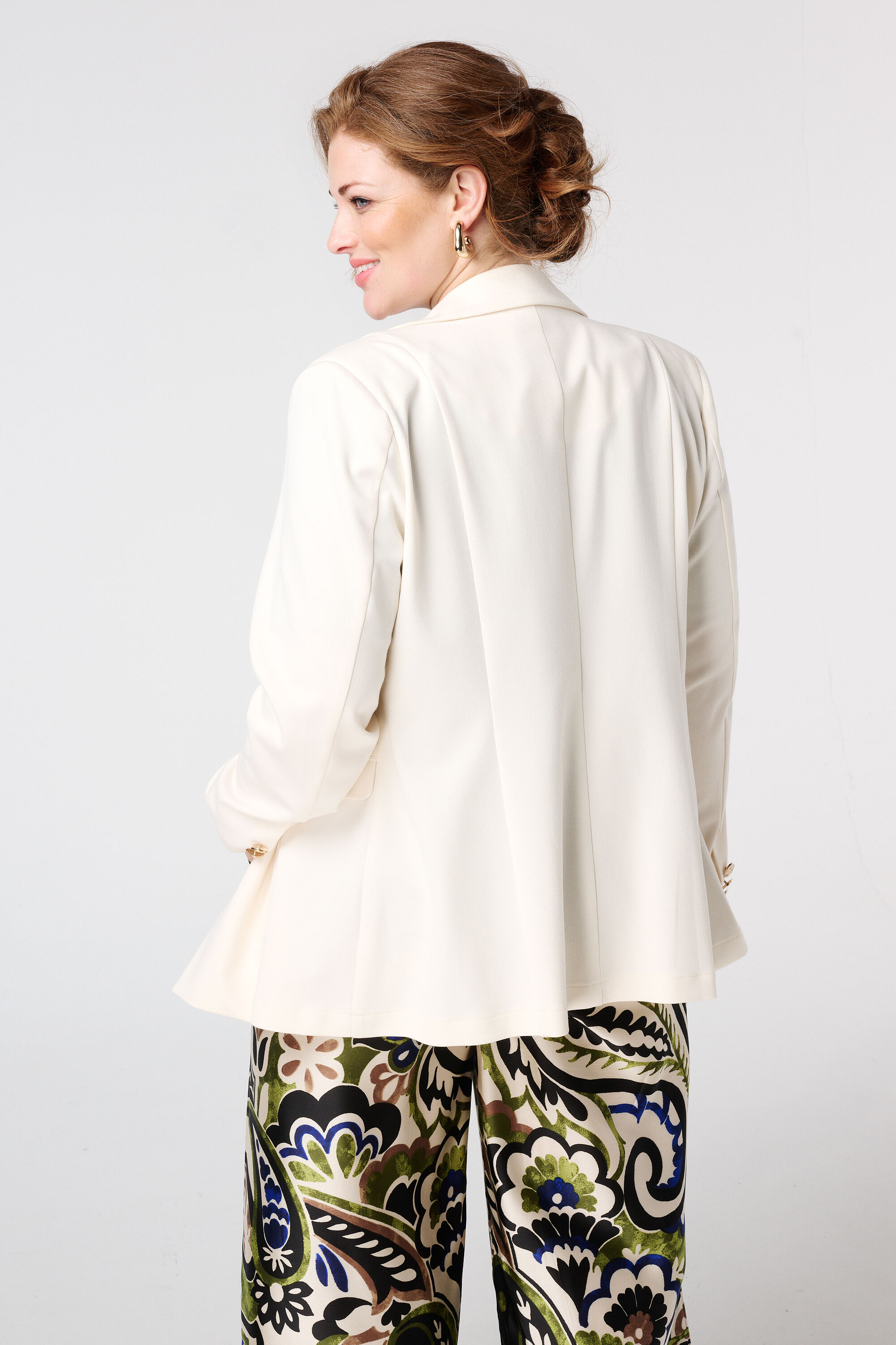 Blazer con botones dorados image number 3