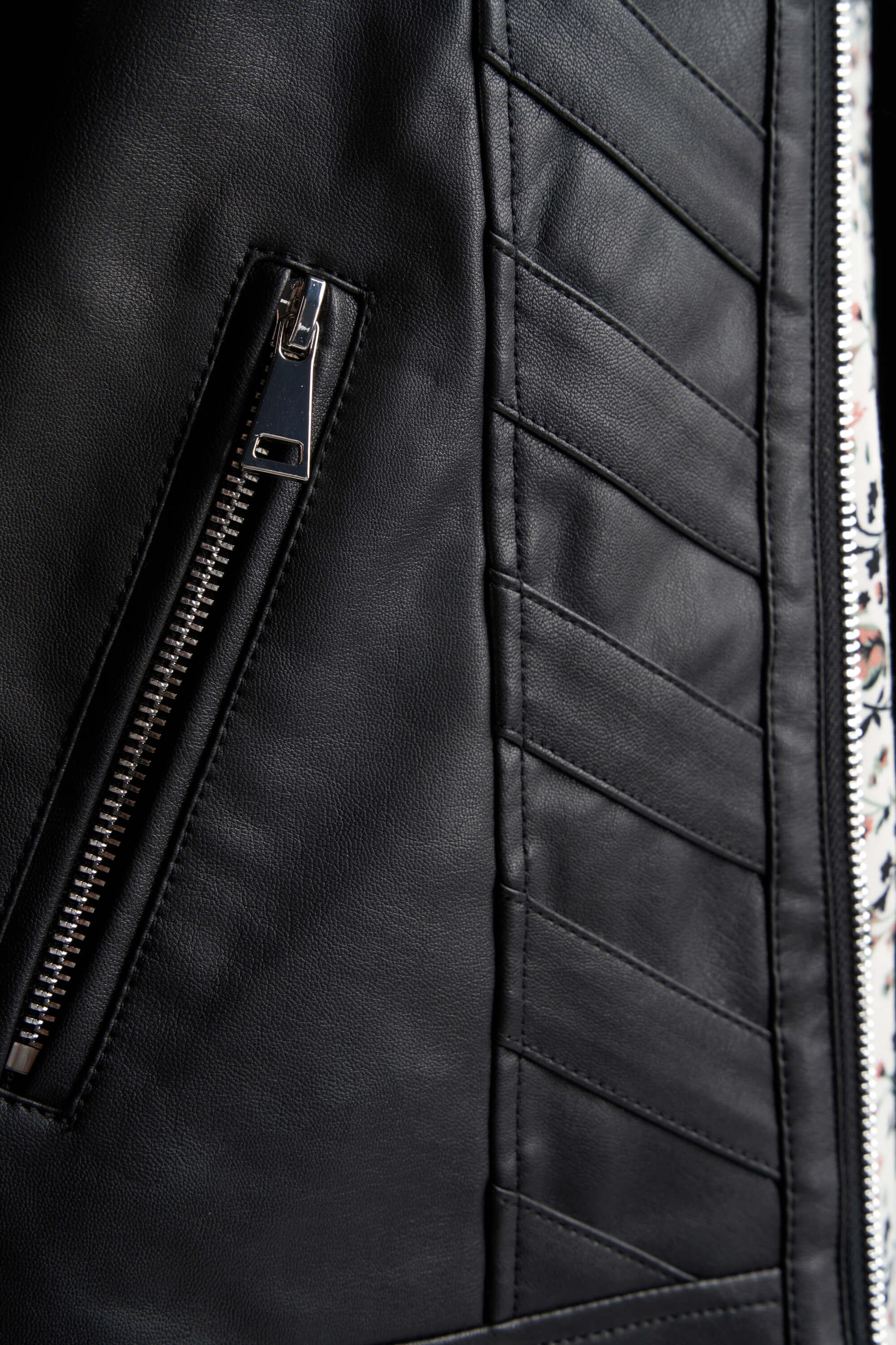 Cazadora biker de cuero sint&eacute;tico image number 4