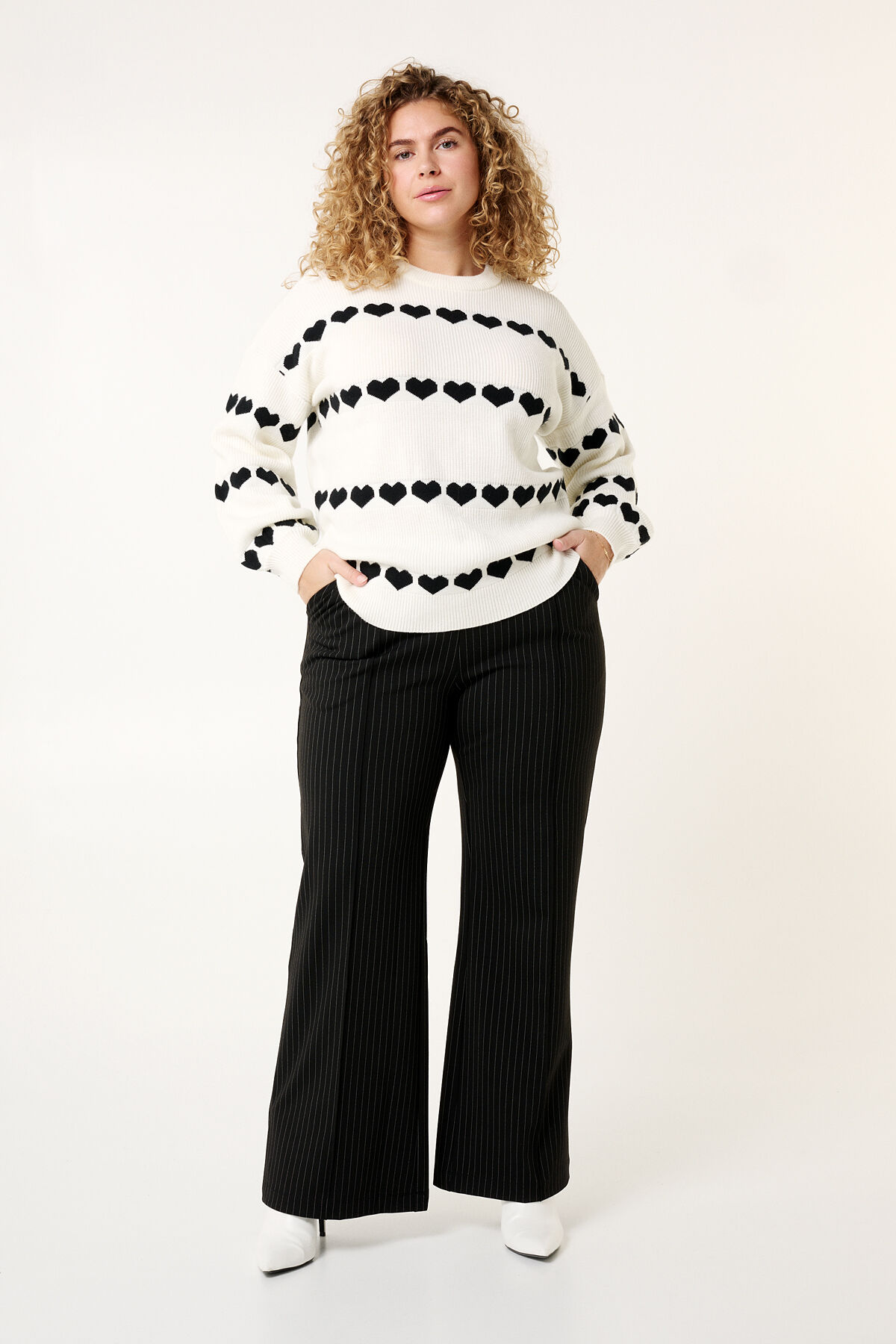 Su&eacute;ter de punto decorado con corazones image number 5