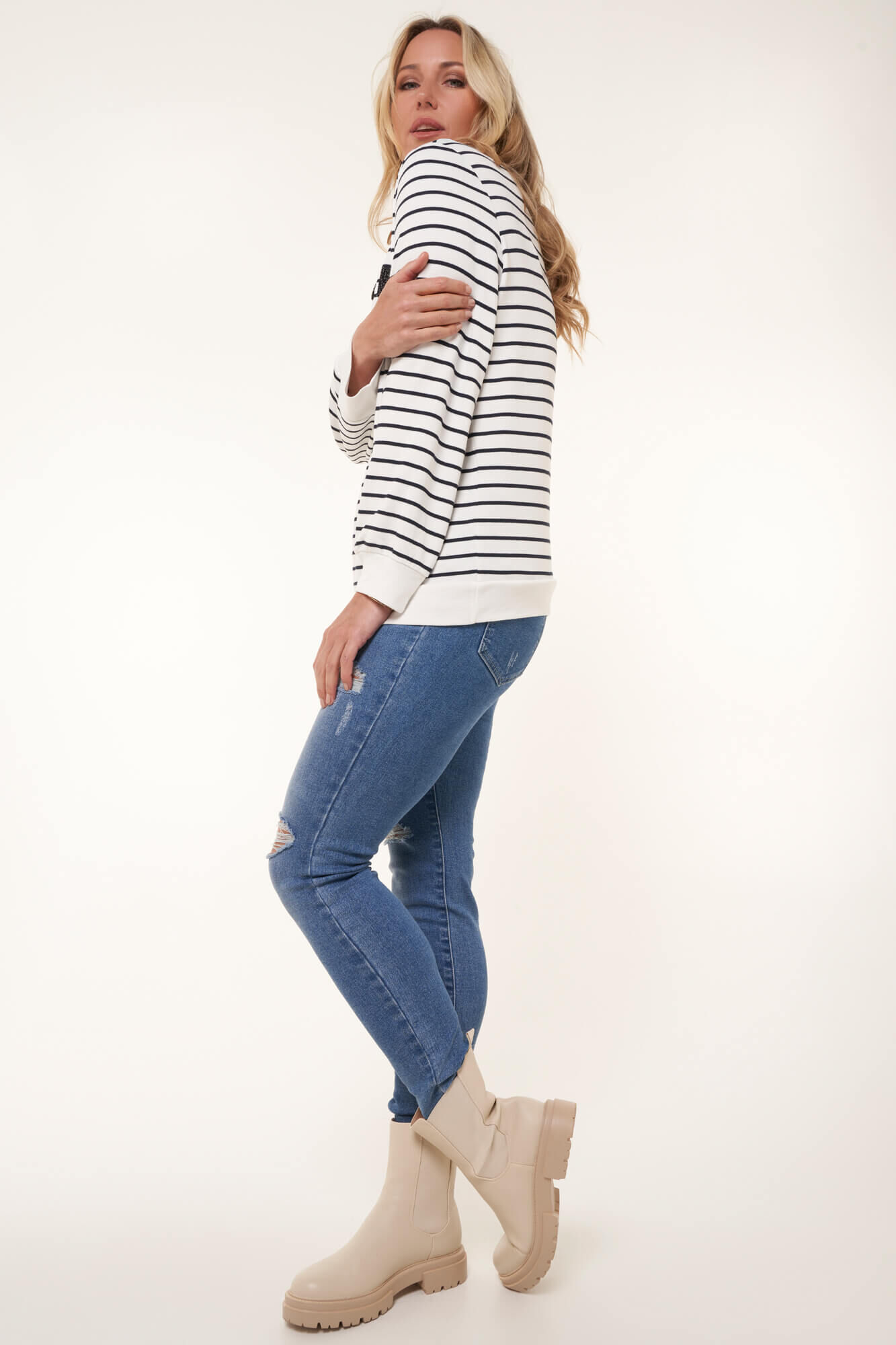 Su&eacute;ter de rayas con dise&ntilde;o image number 7