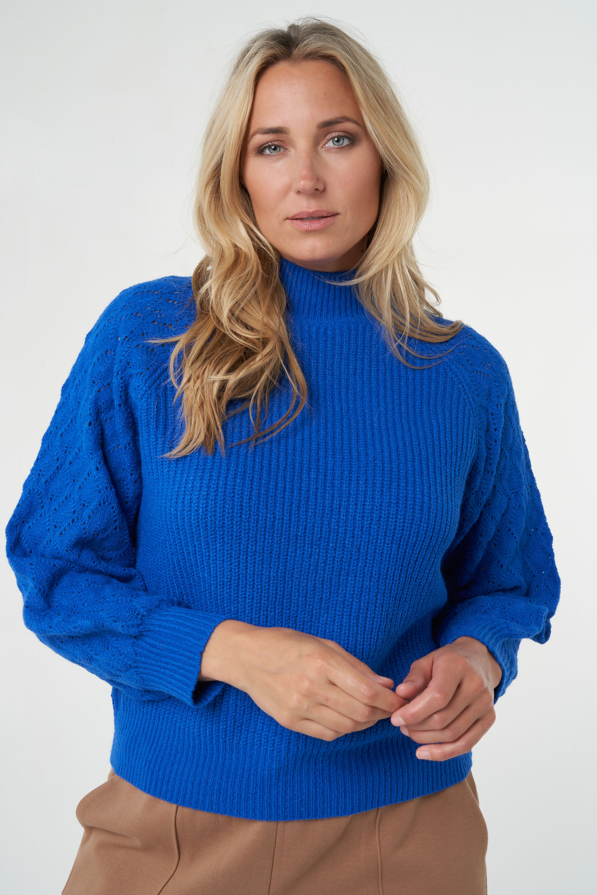 Su&eacute;ter holgado con cuello vuelto y patr&oacute;n image number 0