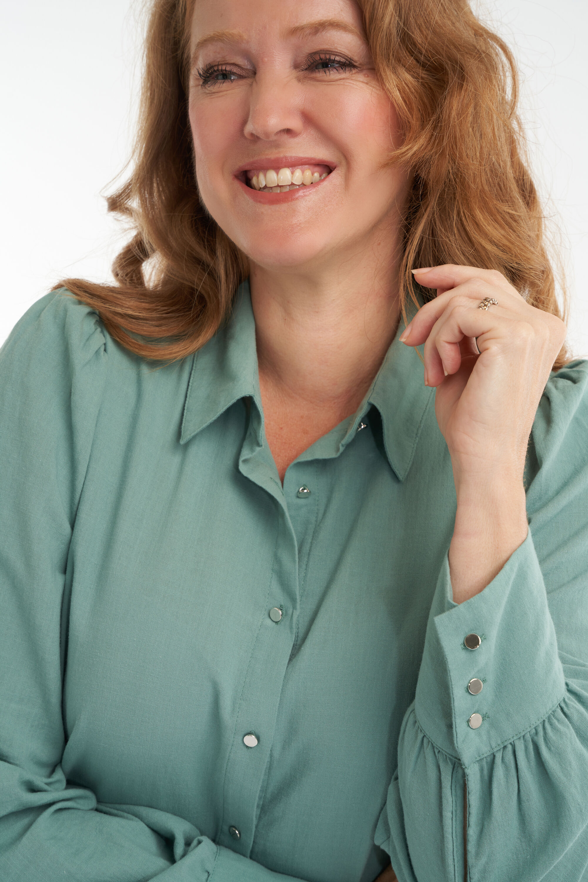 Blusa con mangas abullonadas image number 5