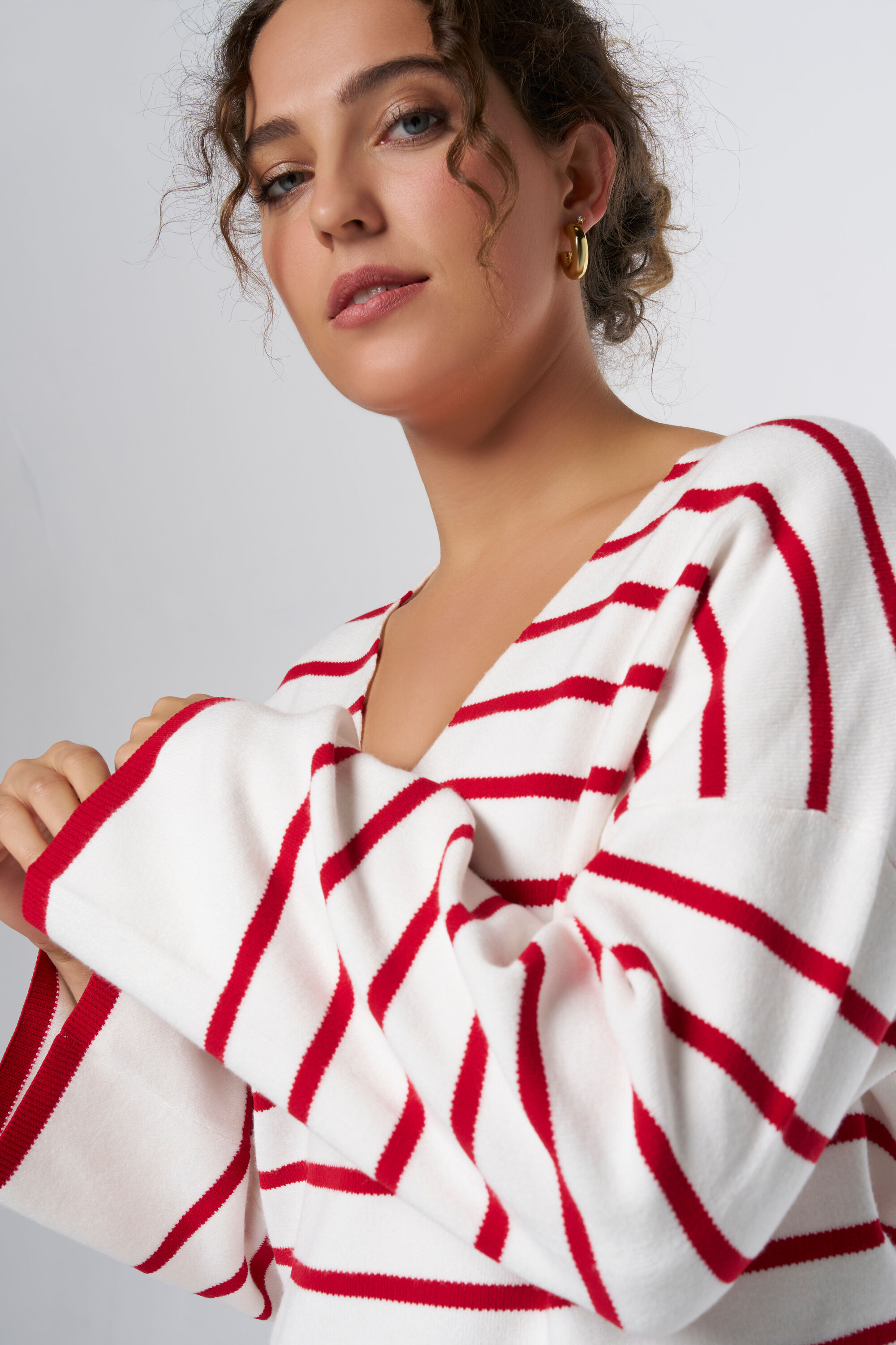 Su&eacute;ter con cuello en V  image number 4