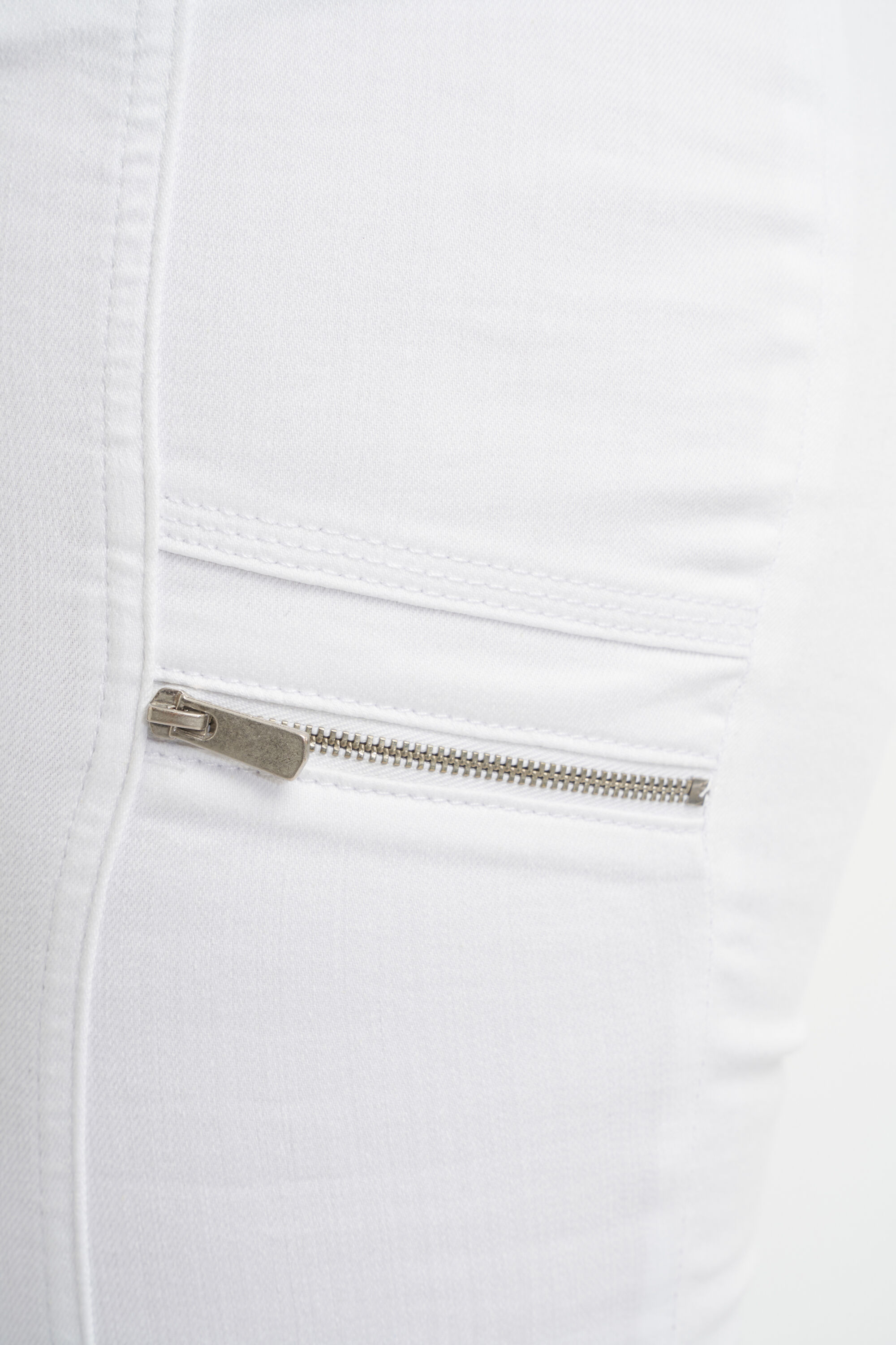 Pantalones tobilleros con detalles image number 5