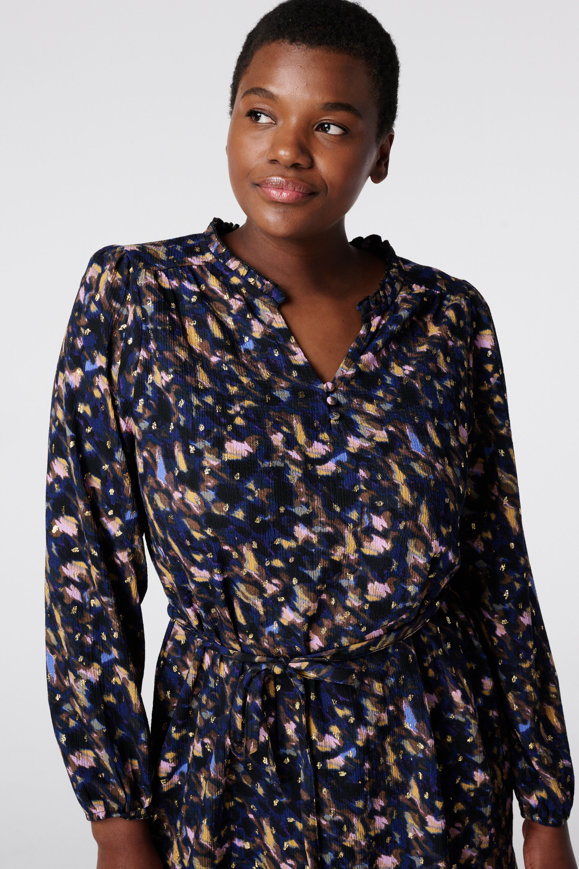 Vestido con detalle dorado image number 4