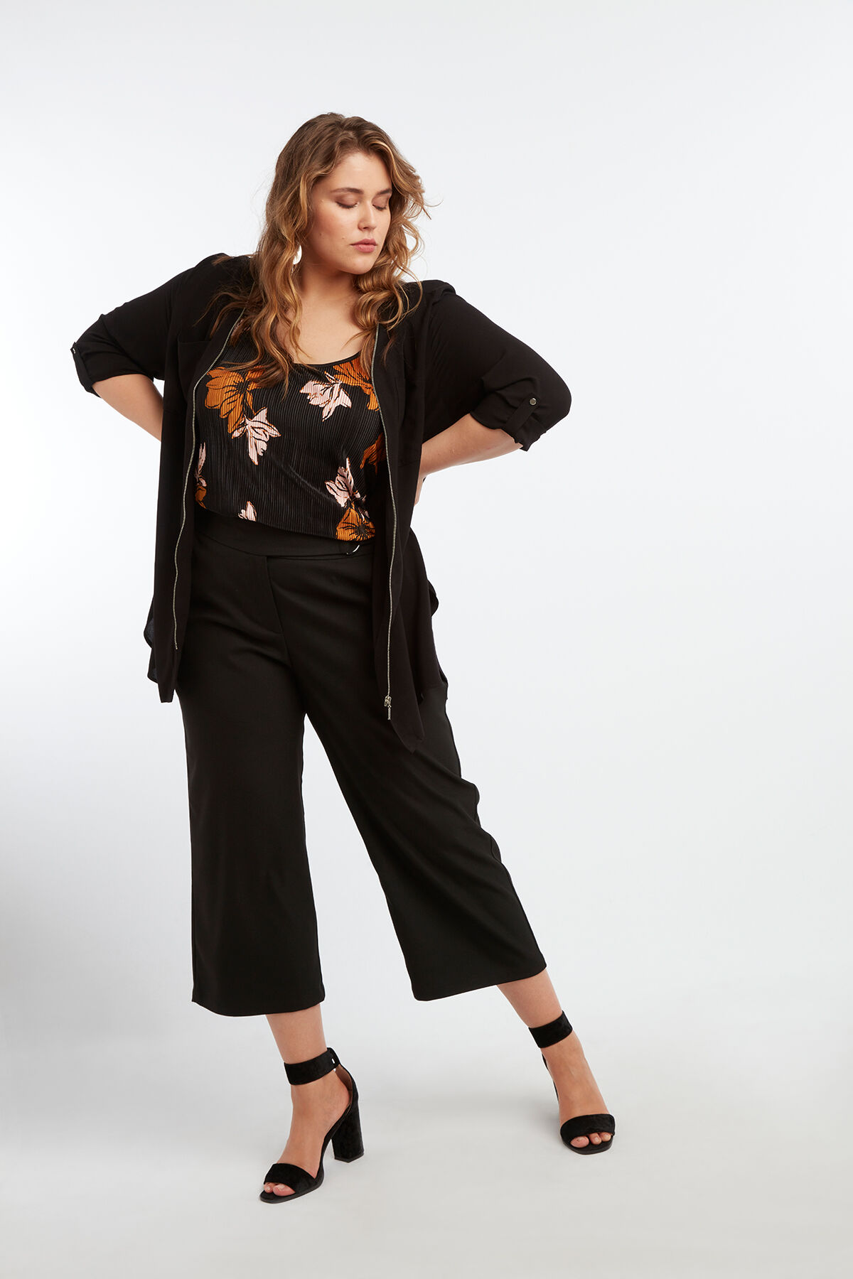 Top plisado de estampado floral image number 7