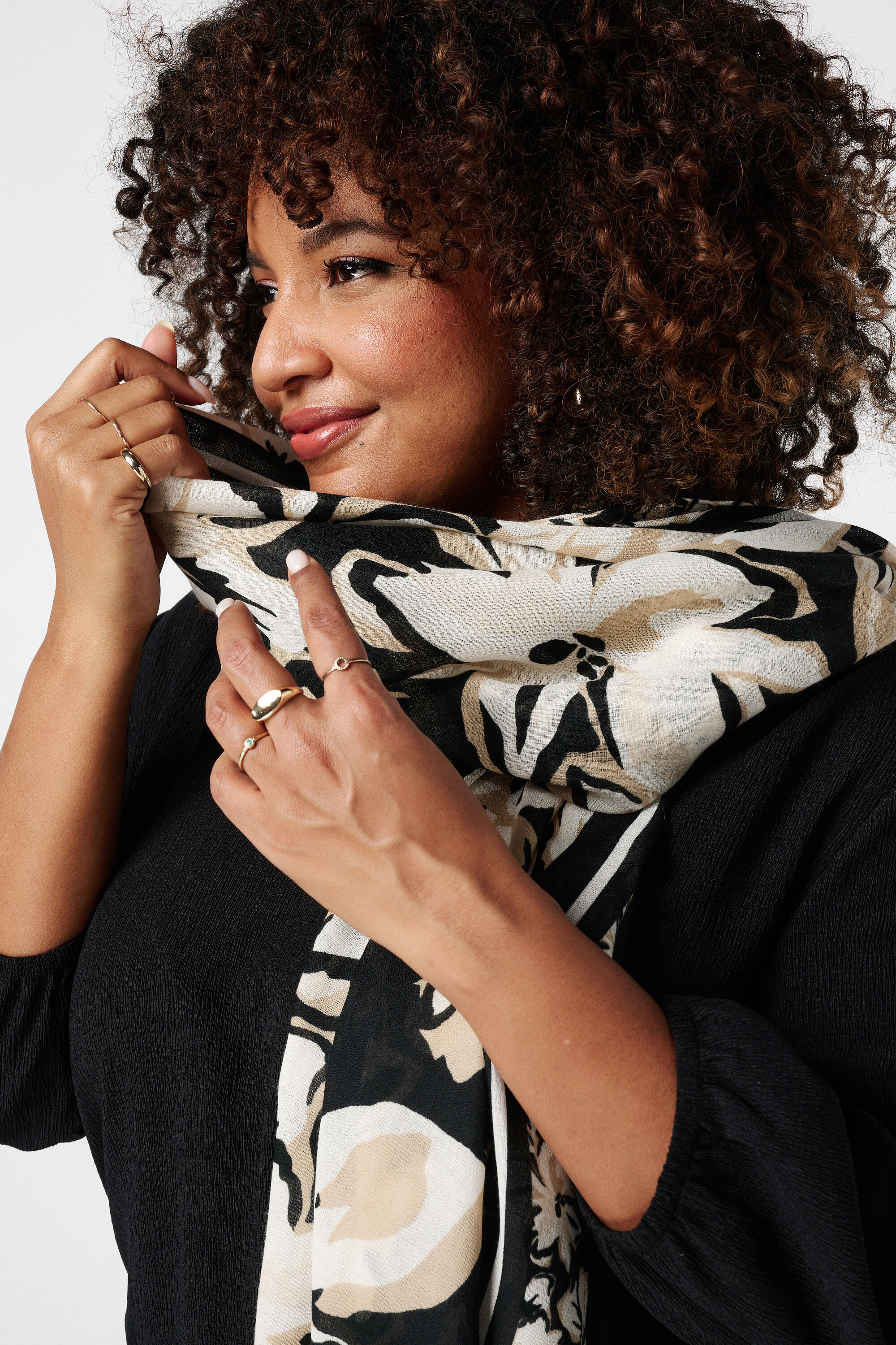 Bufanda con estampado floral image number 2