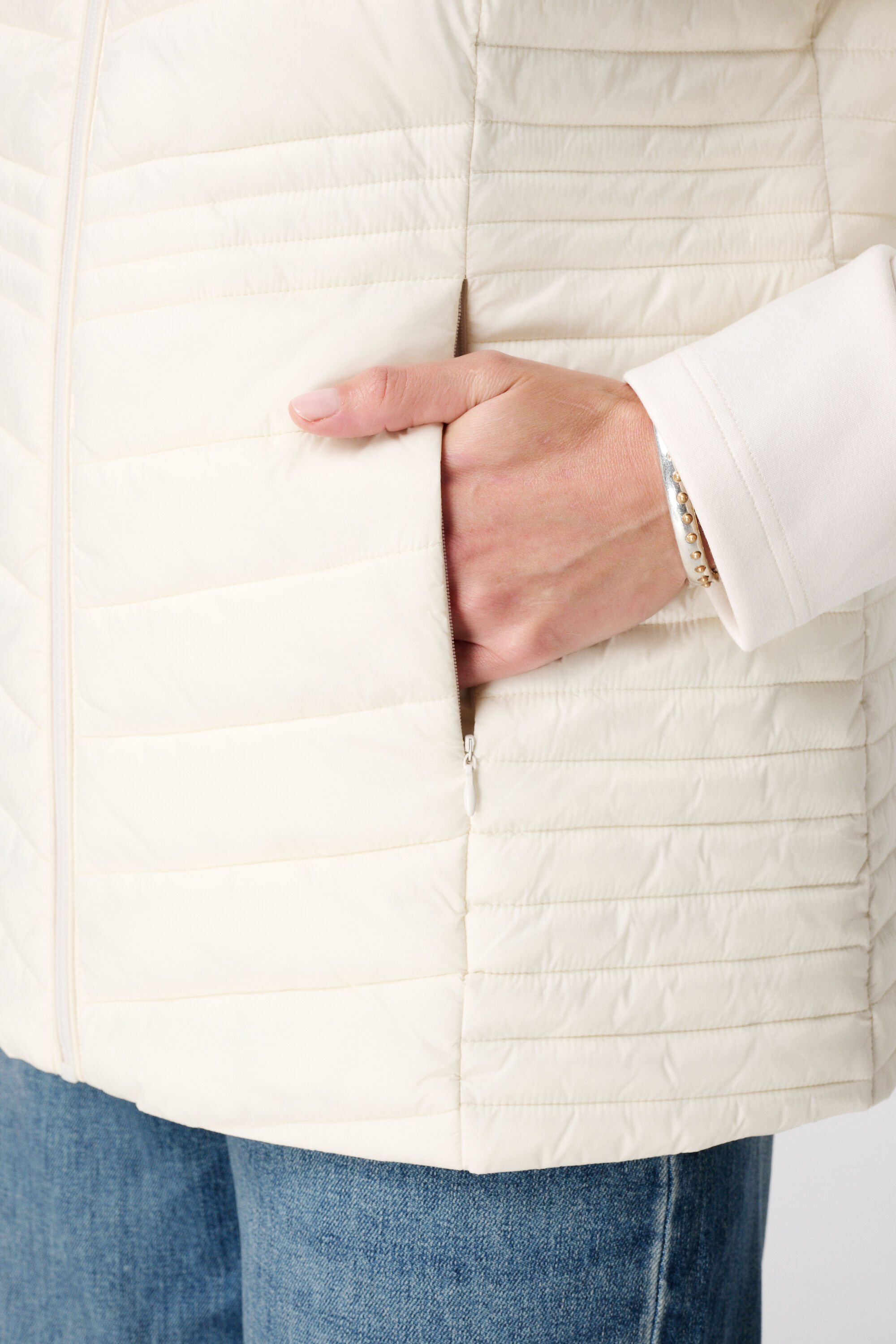 Chaqueta acolchada con mangas de tela image number 6