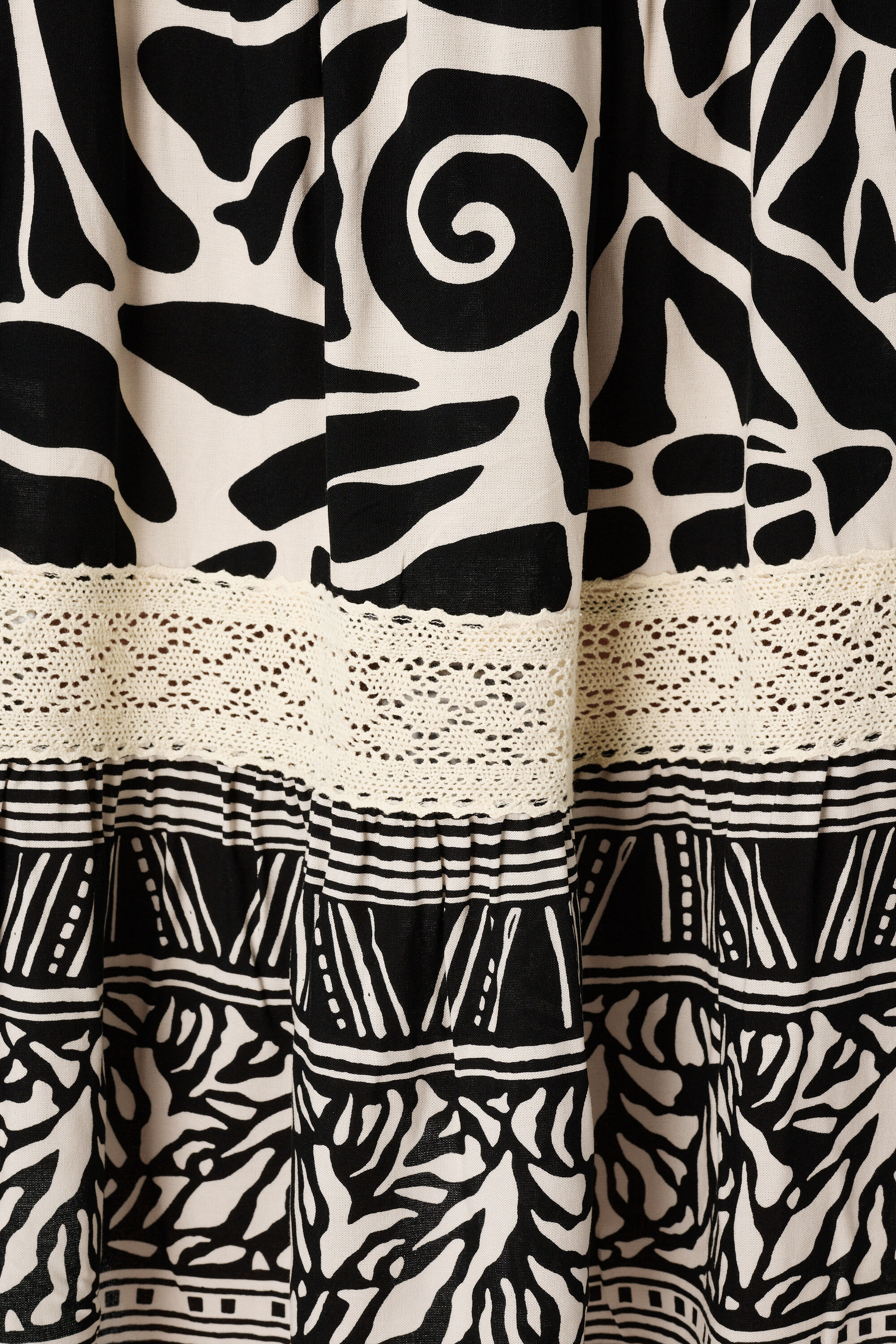 Falda con estampado y detalles de encaje image number 4