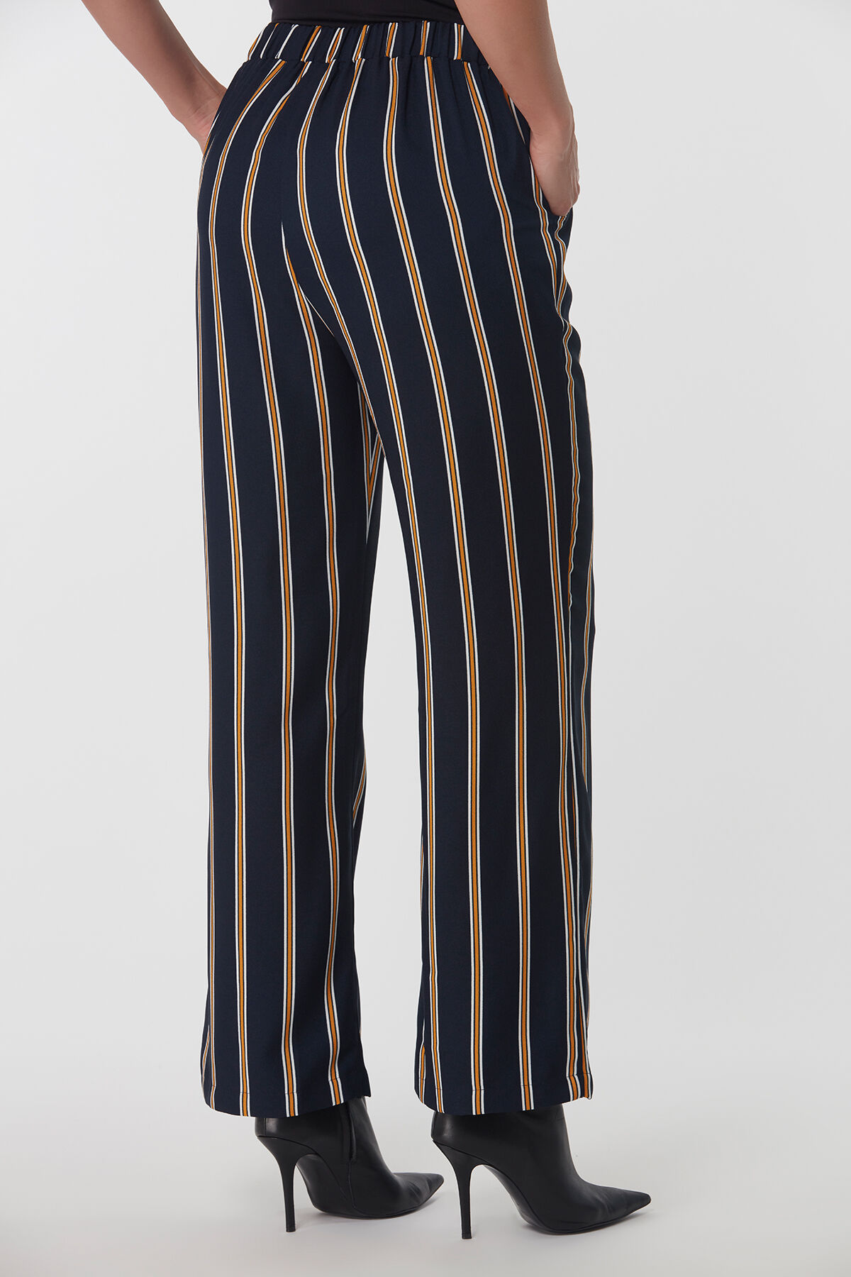 Pantalones anchos con raya image number 3