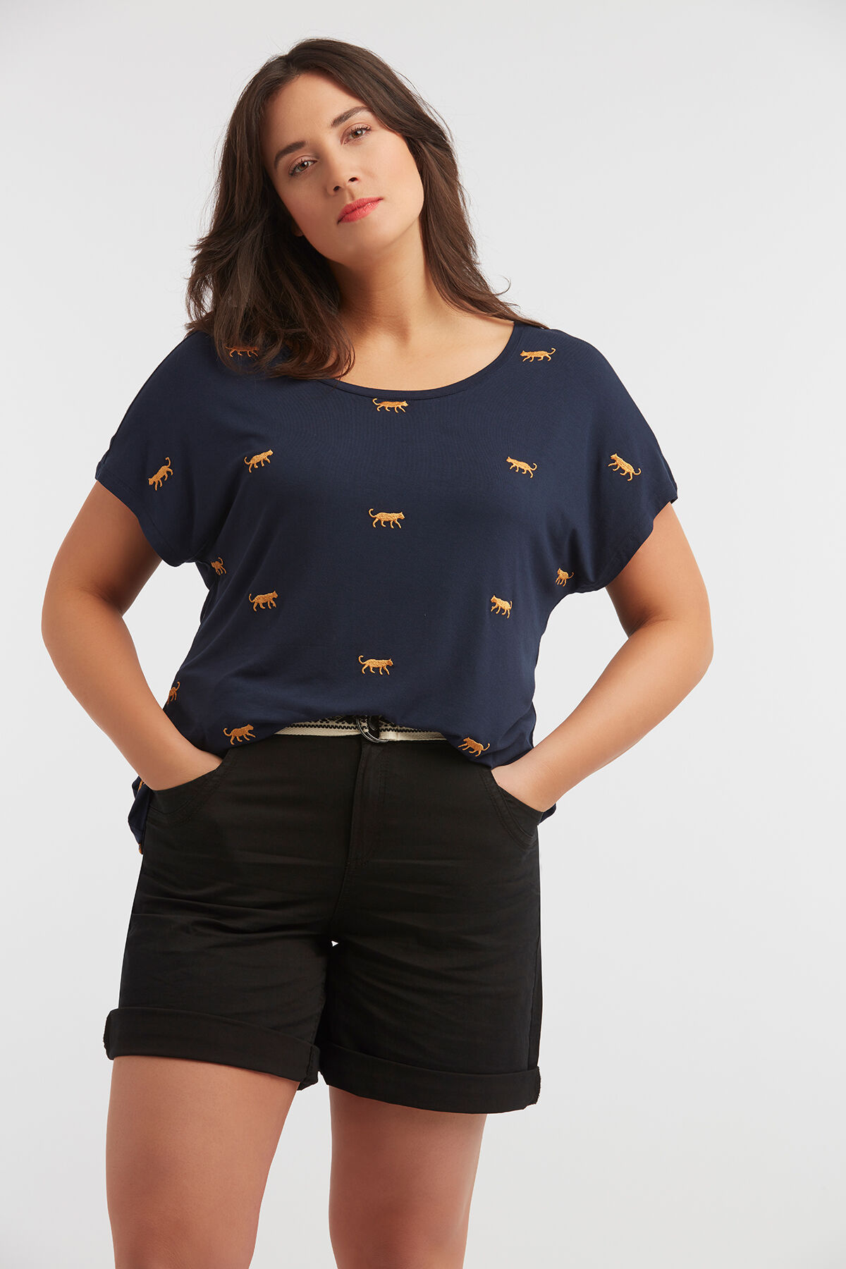 Camiseta con bordado y tiras cruzadas image number 4