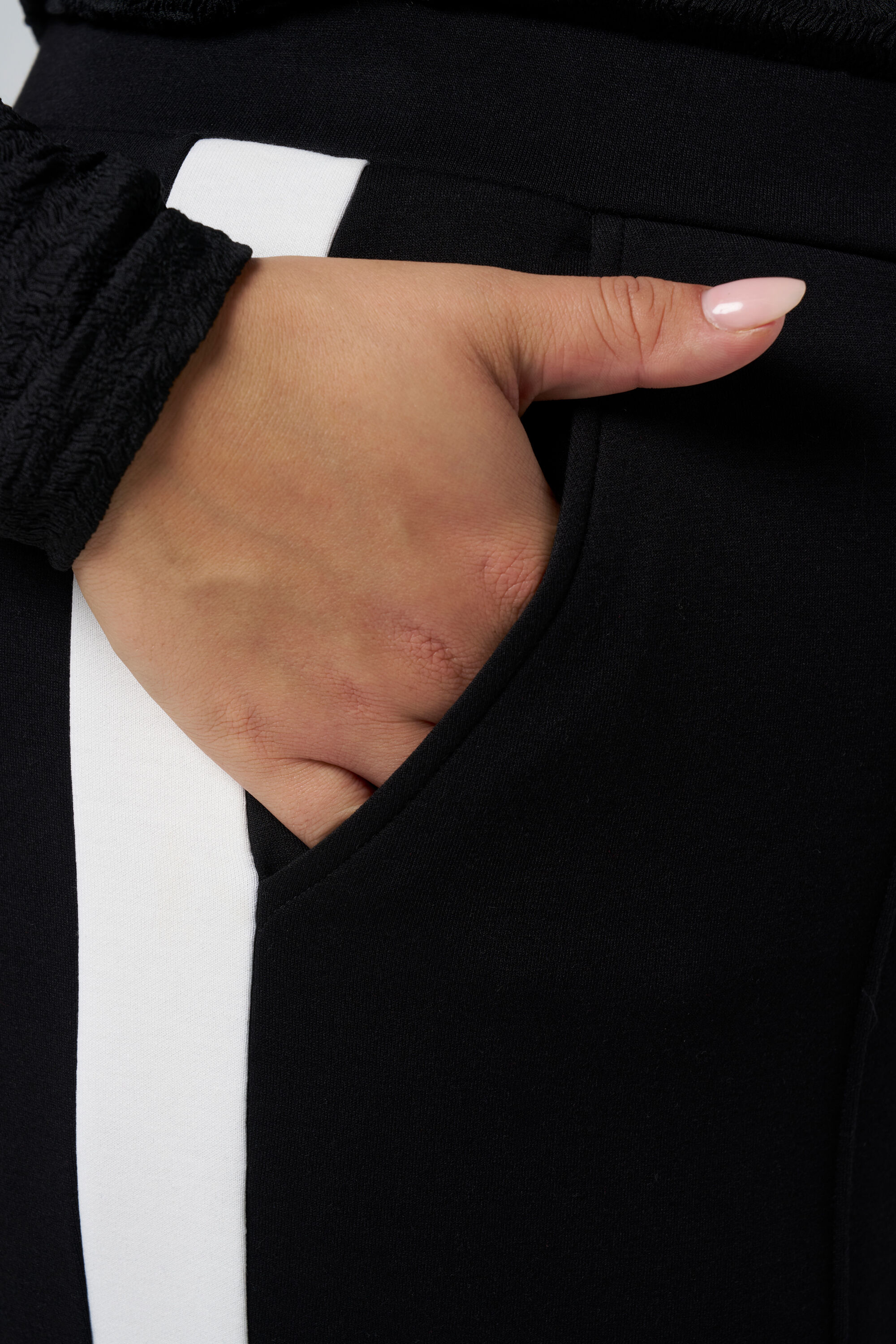 Pantalones deportivos image number 4