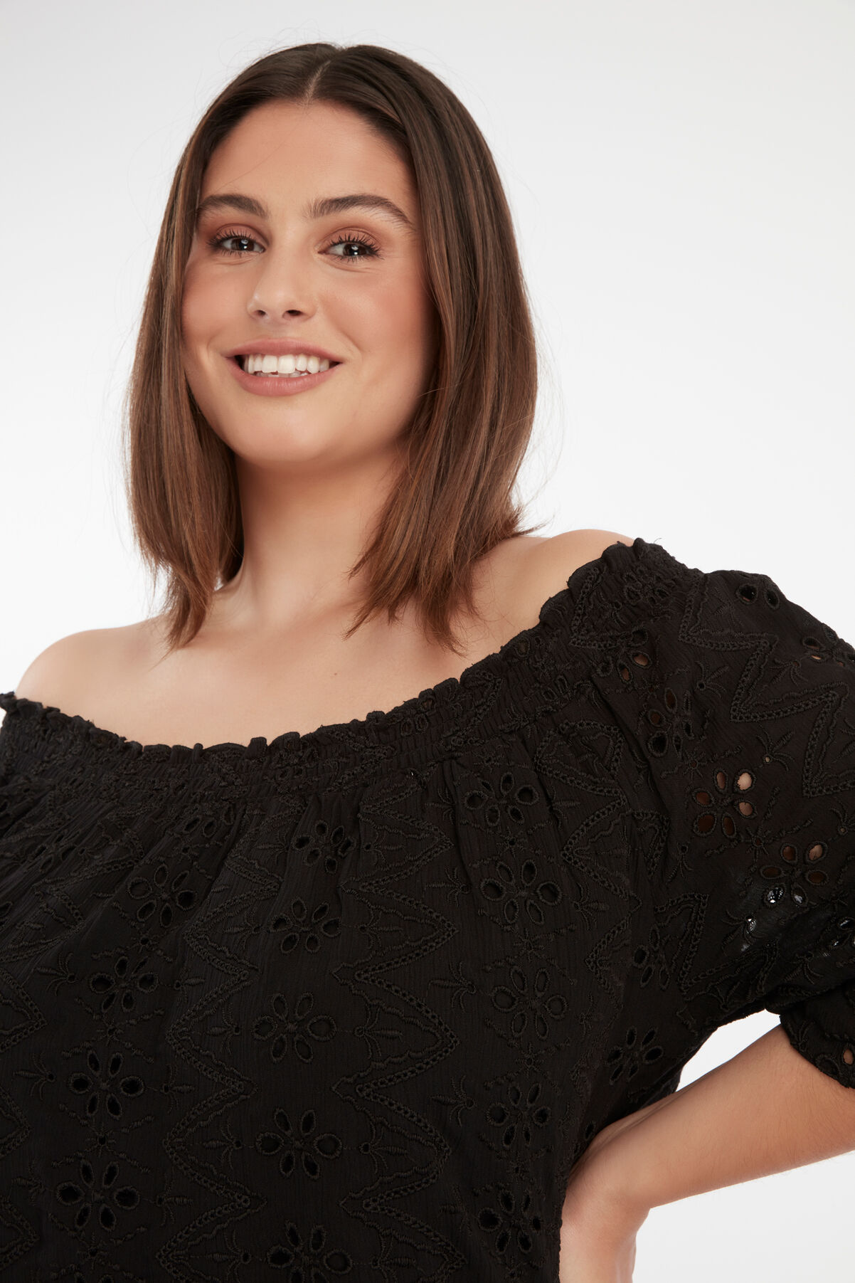 Top calado con hombros descubiertos image number 3