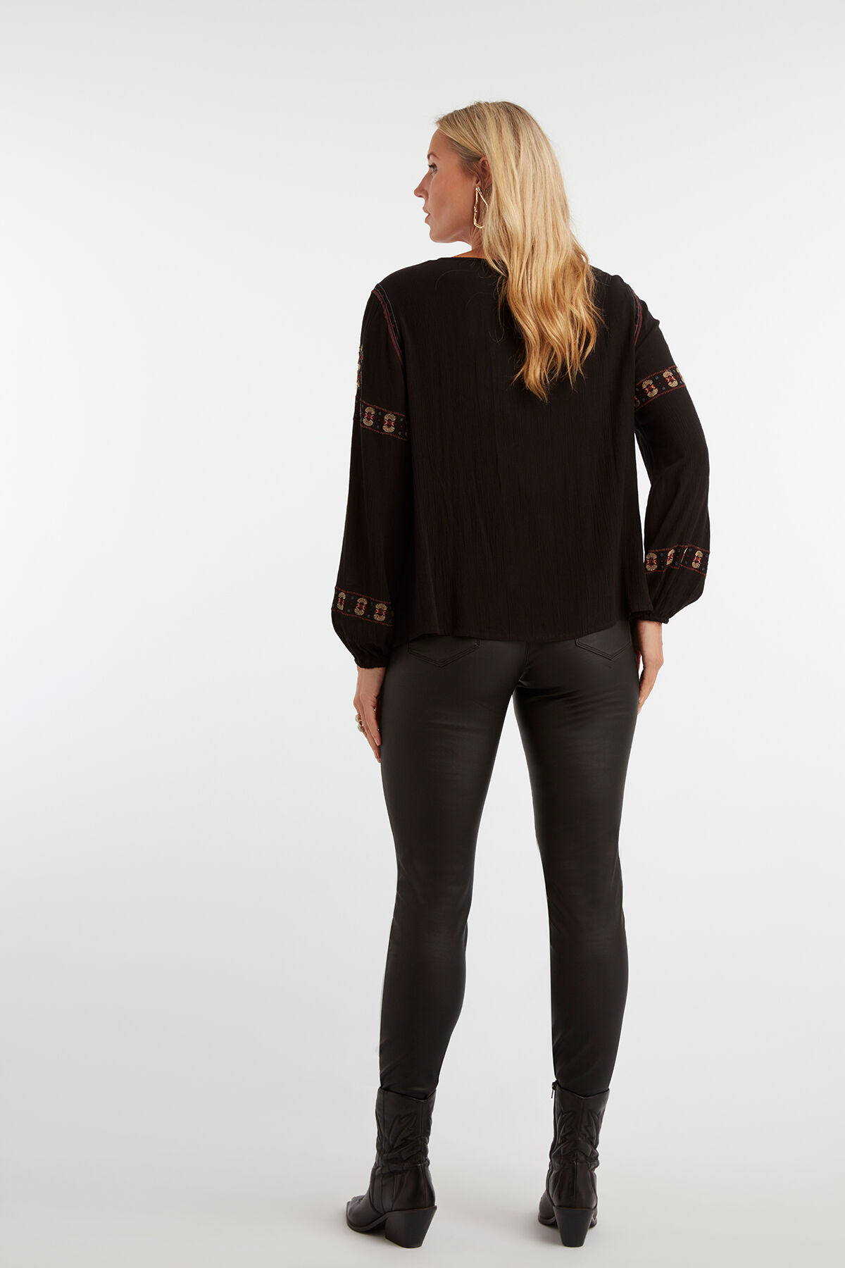 Blusa con bordados   image number 5
