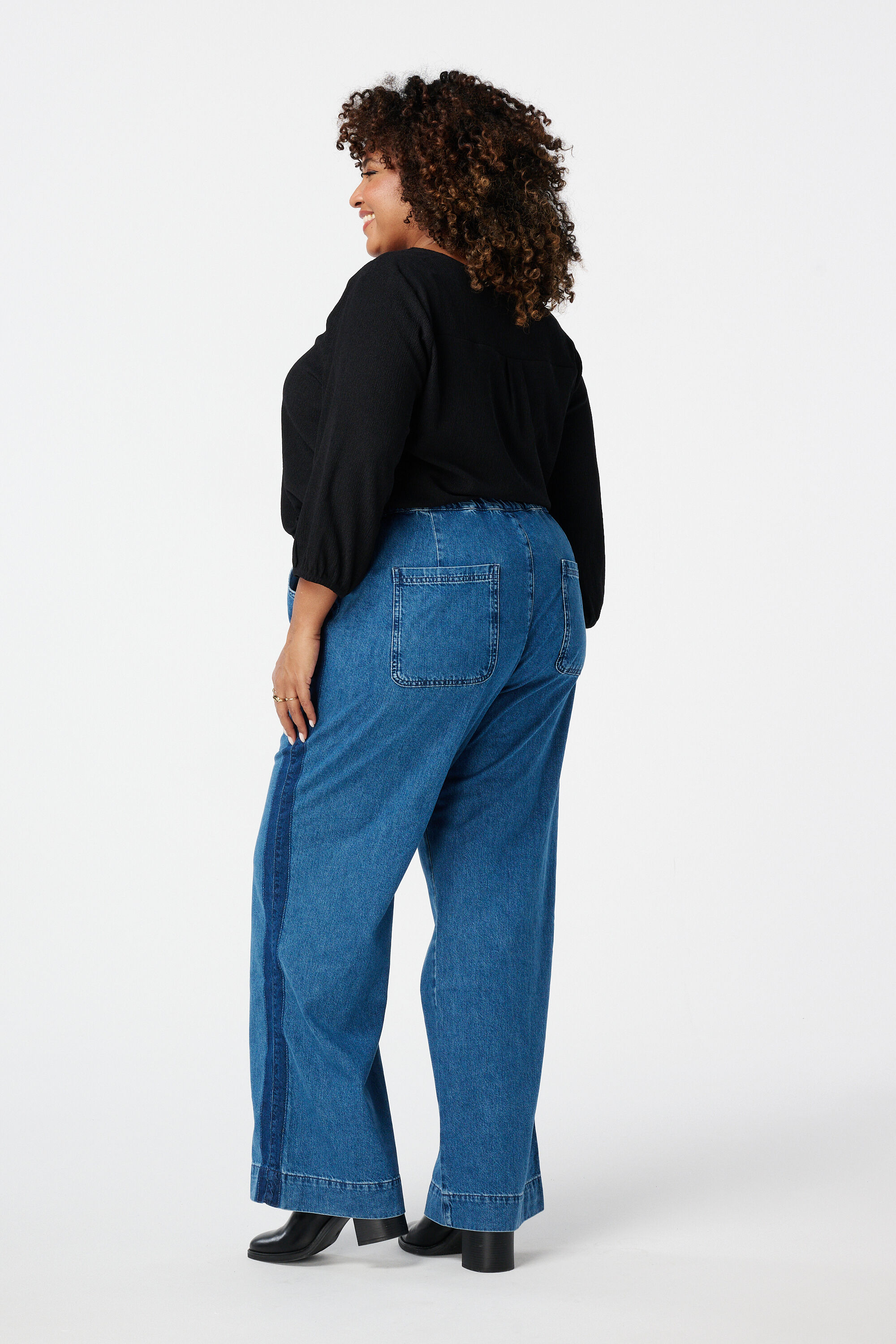 Pantalones denim con un cord&oacute;n image number 3