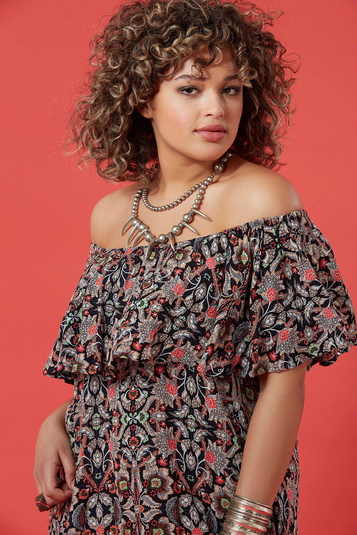 Vestido con los hombros descubiertos y volante image number 3