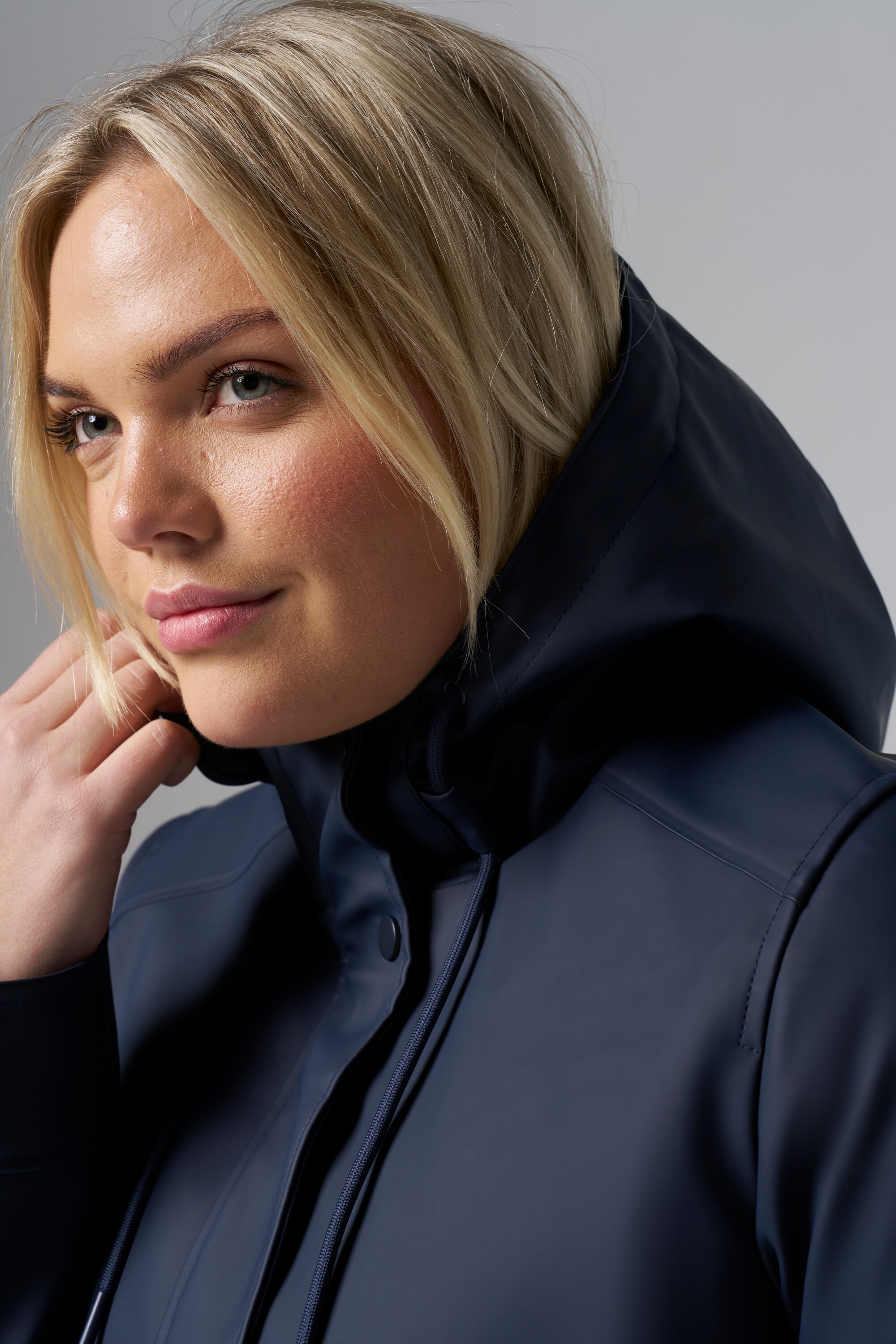 Mackintosh con capucha image number 4