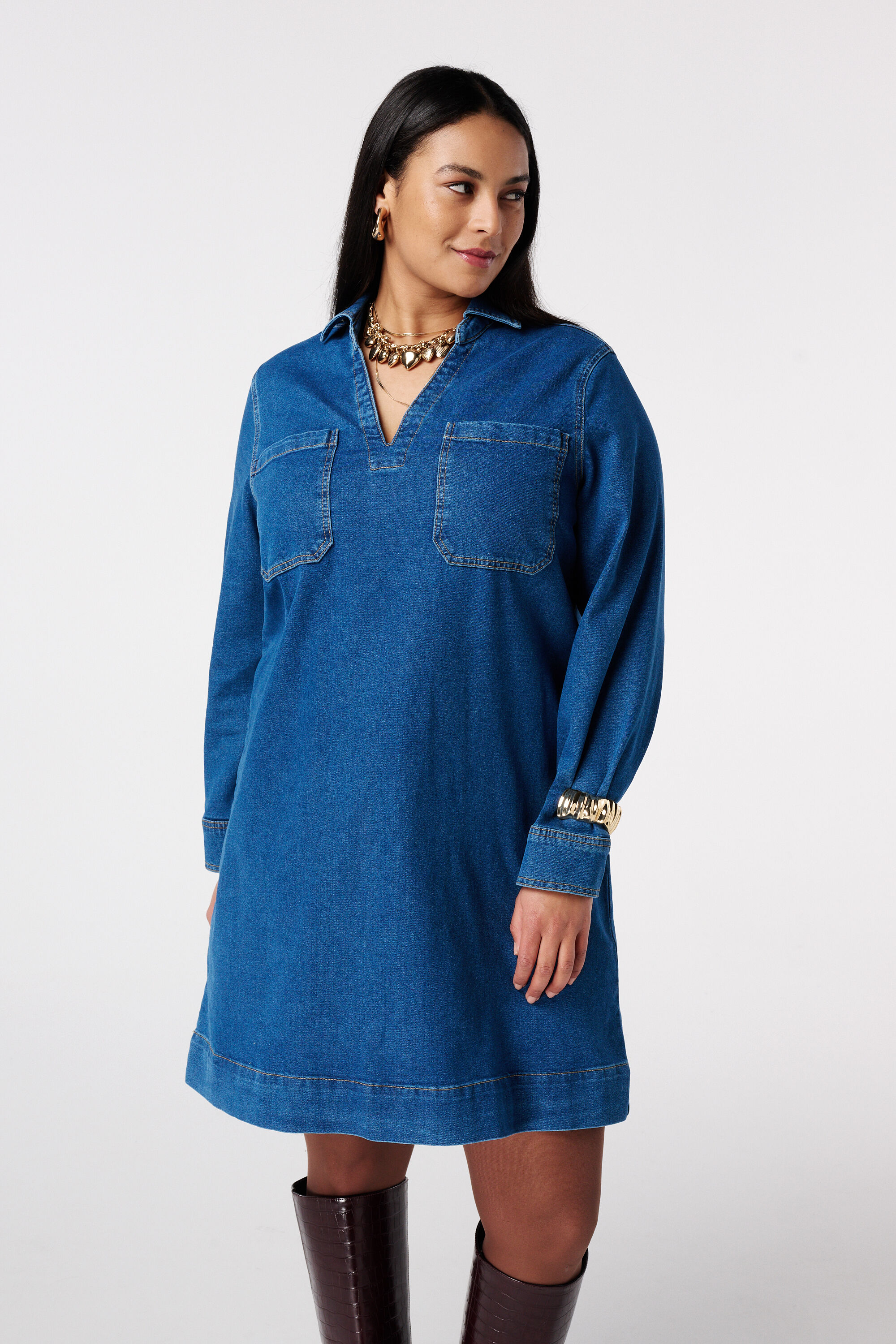 Vestido vaquero con escote en V image number 5