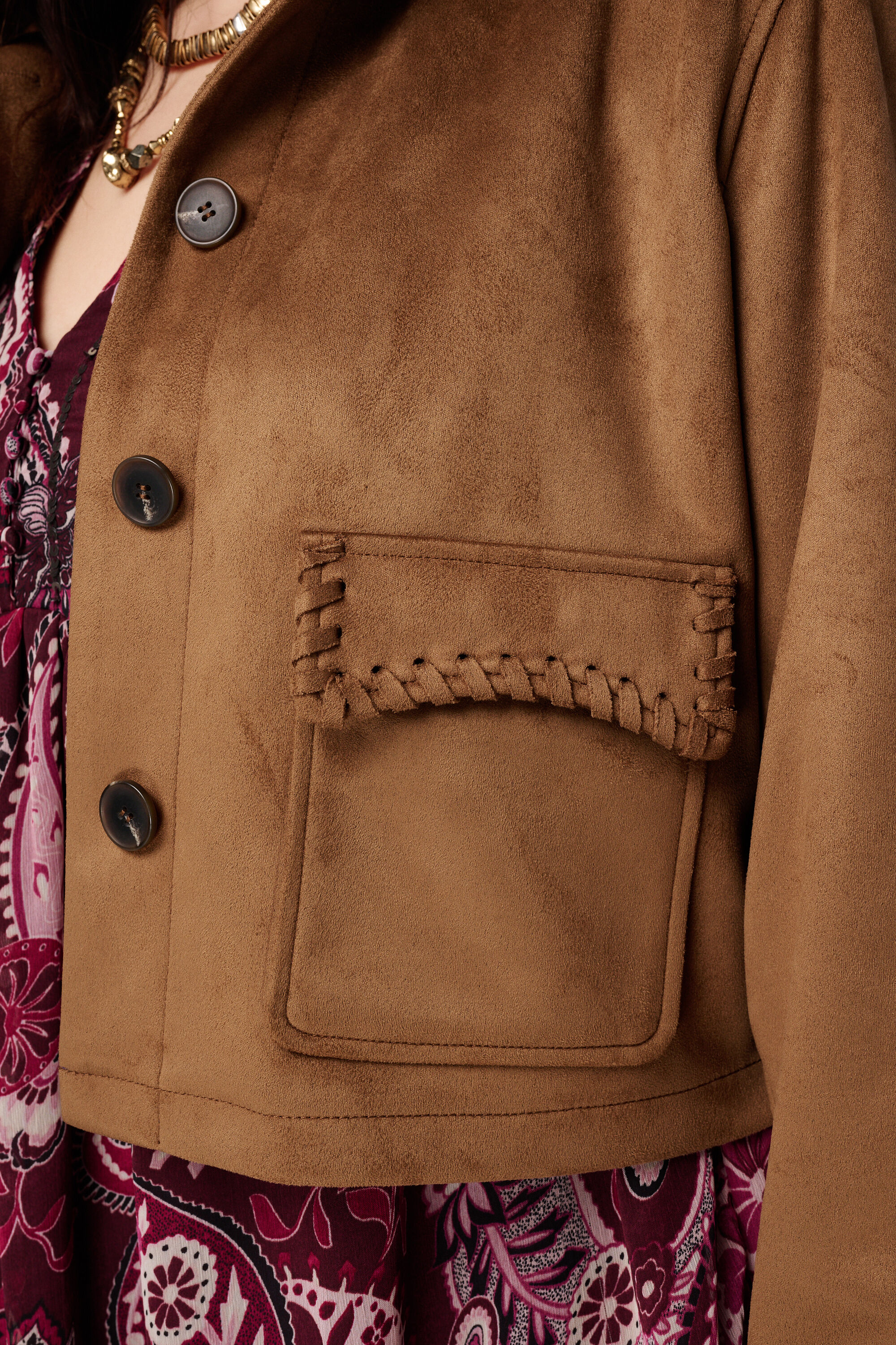 Chaqueta corta efecto ante con pespuntes image number 6