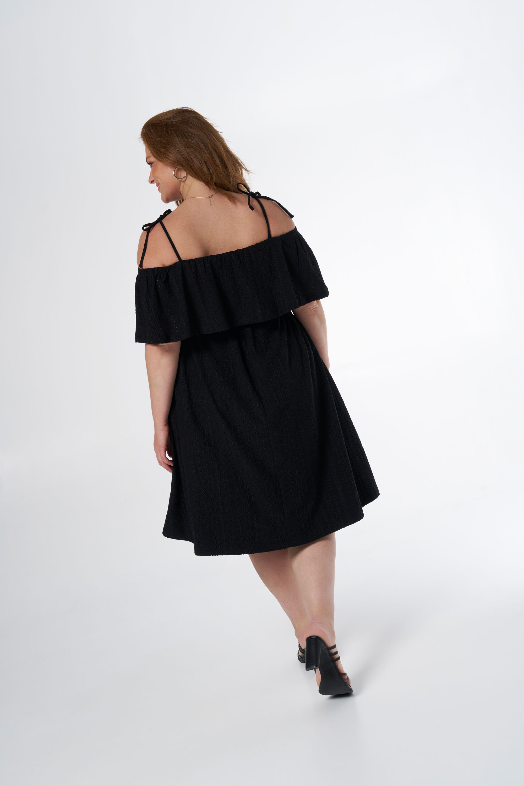 Vestido con los hombros descubiertos y lazo como detalle image number 3