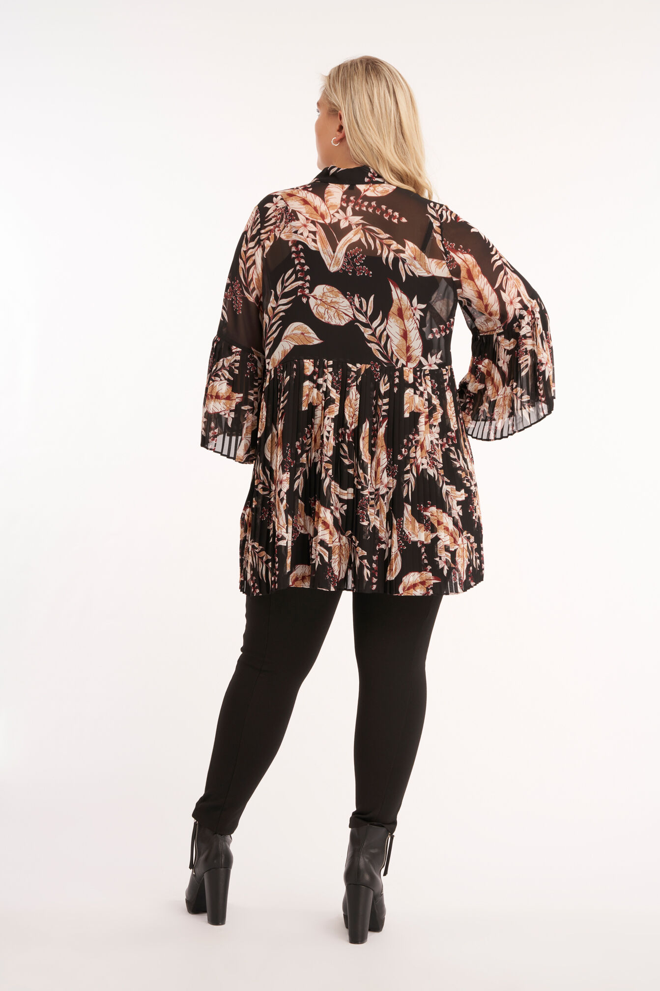 Blusa larga con mangas trompeta  image number 3