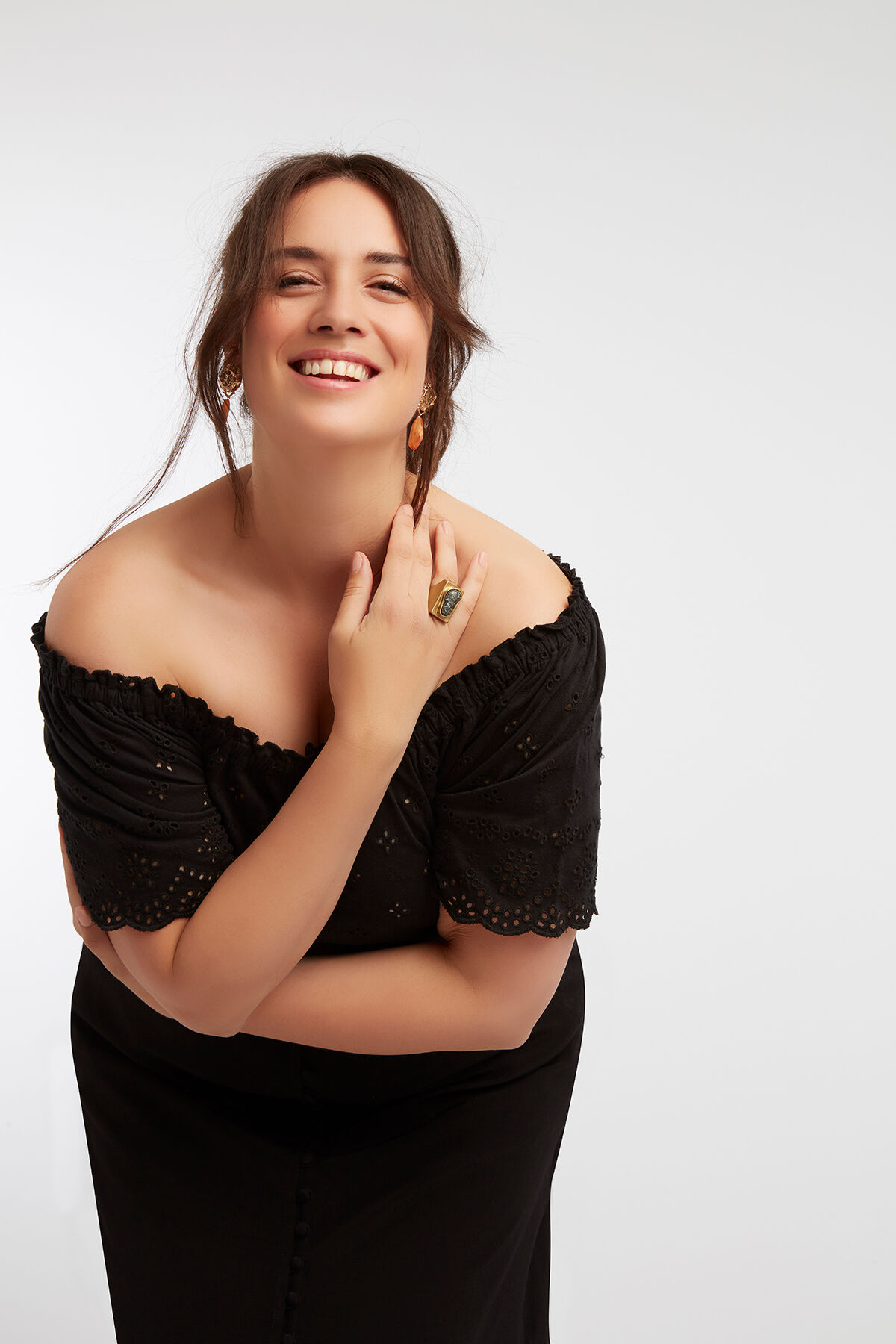 Top de broderie con los hombros descubiertos image number 5