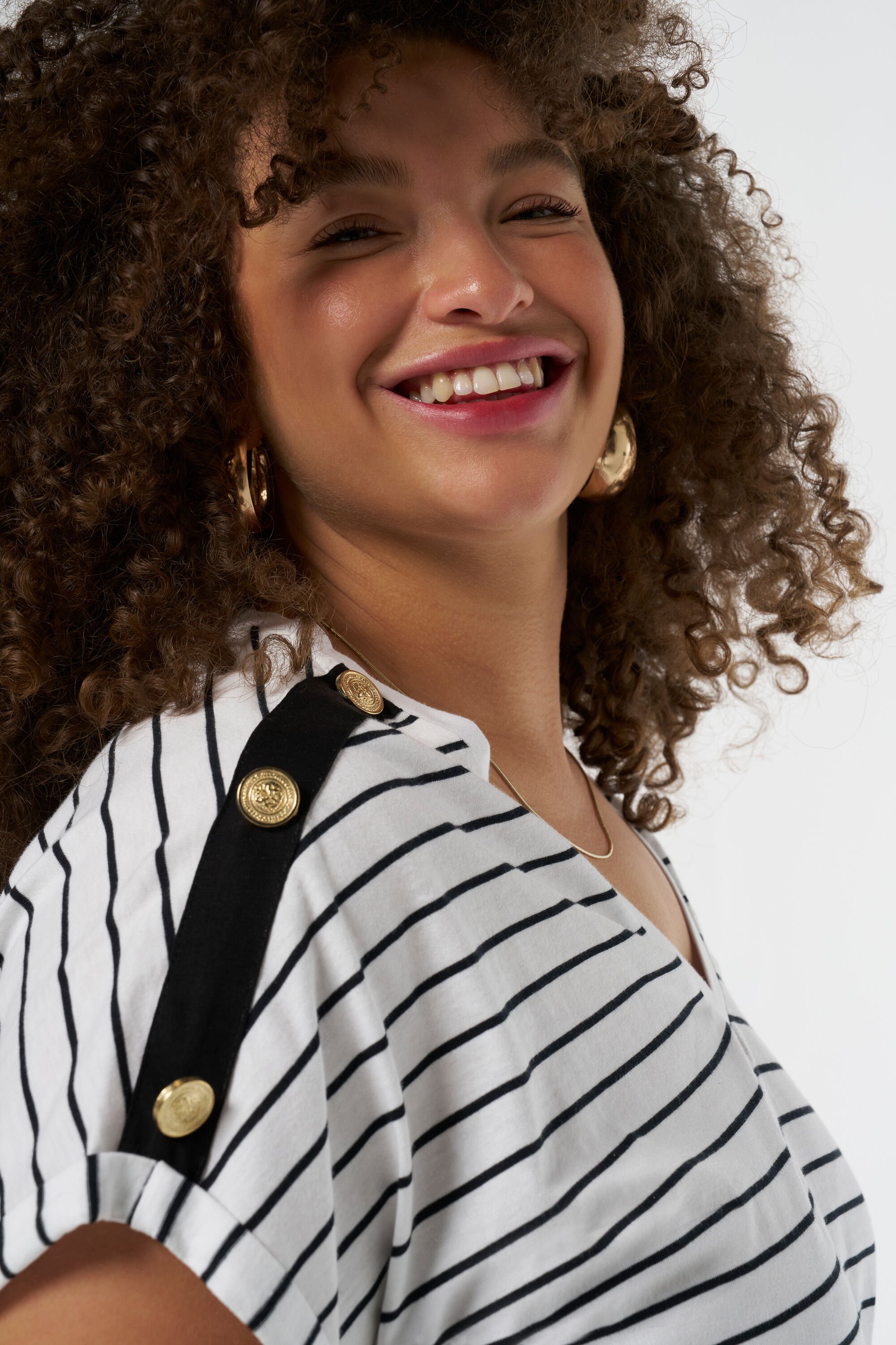 Camiseta con botones image number 4