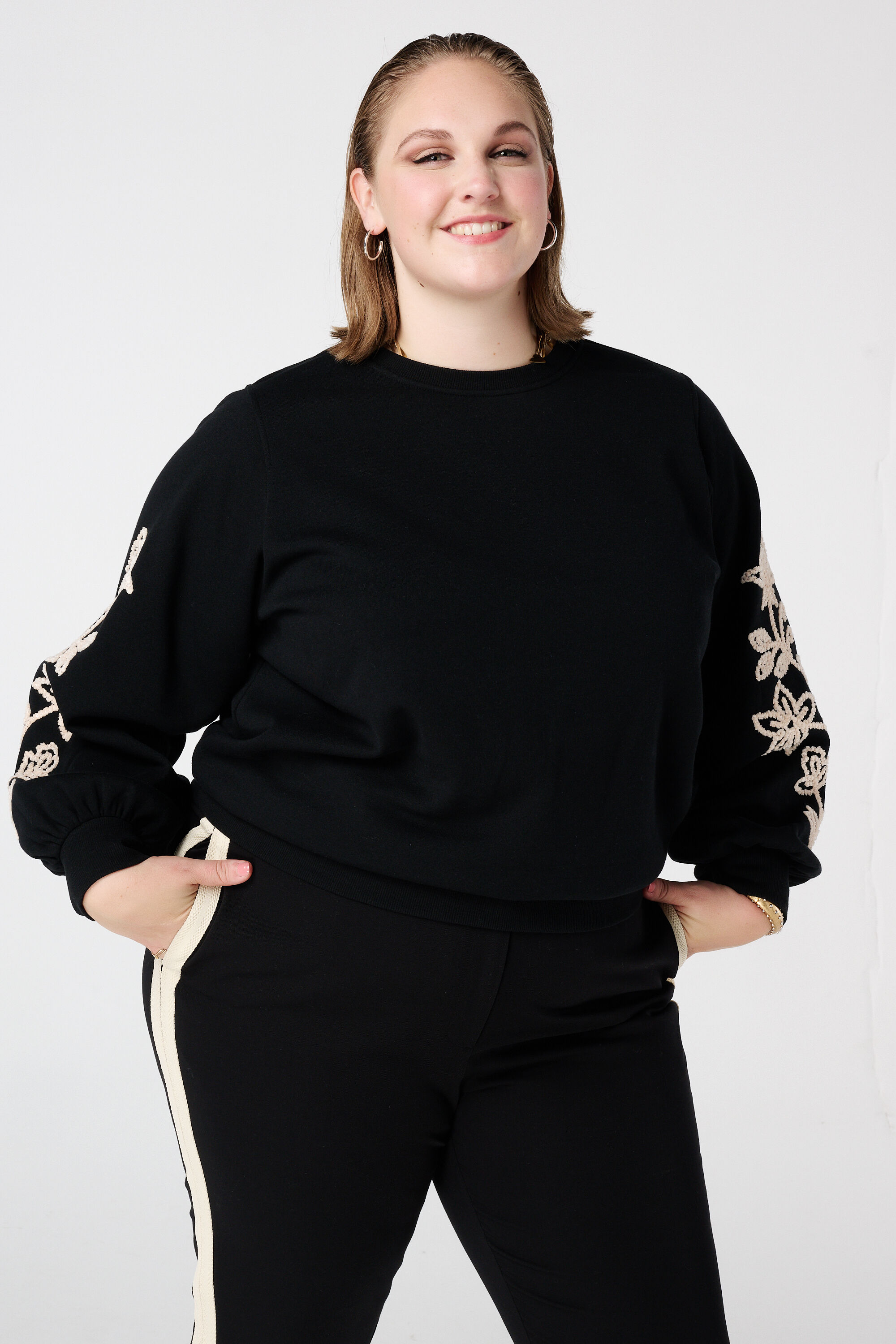 Jersey con bordados suaves en las mangas