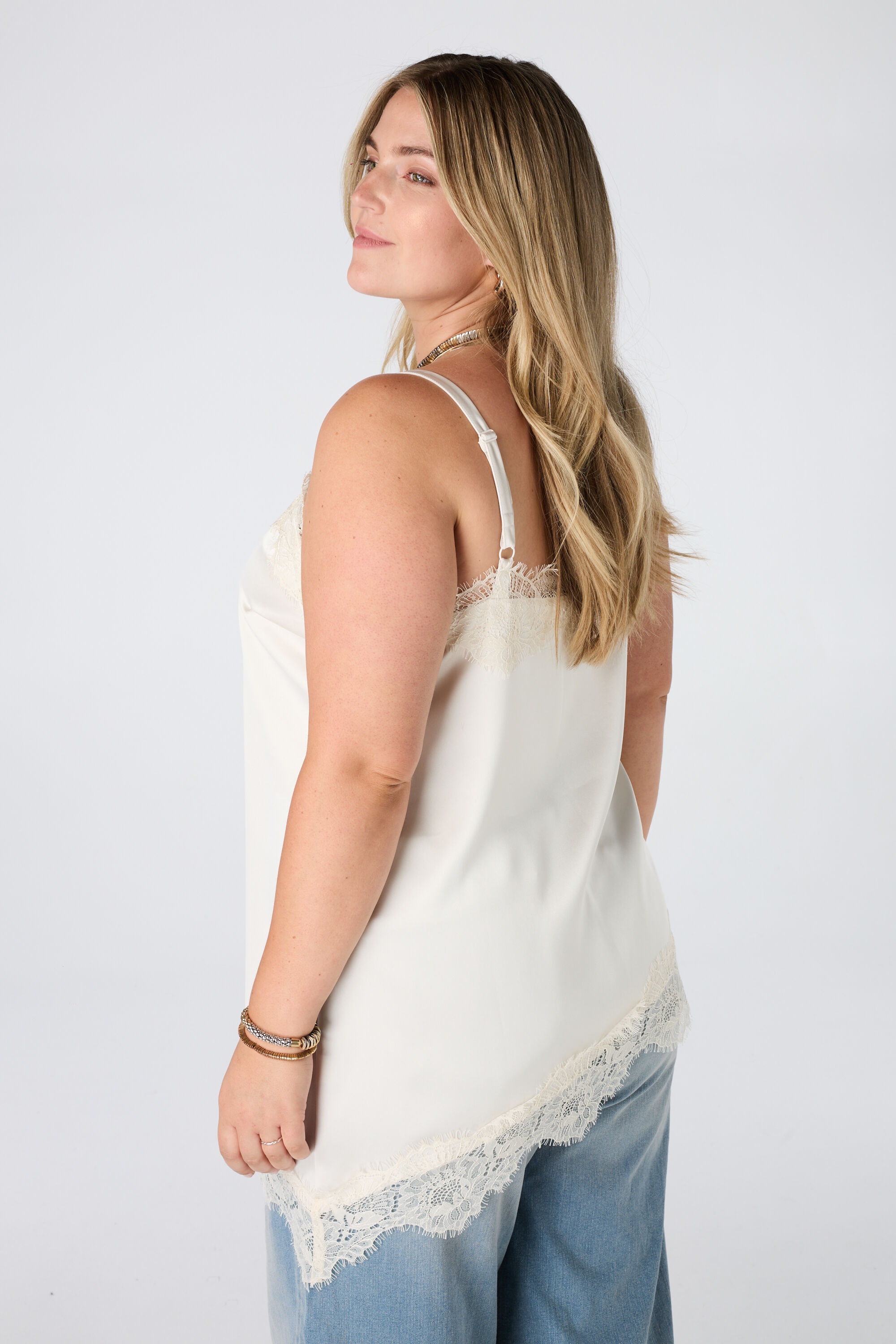 Blusa asim&eacute;trica con encaje image number 3