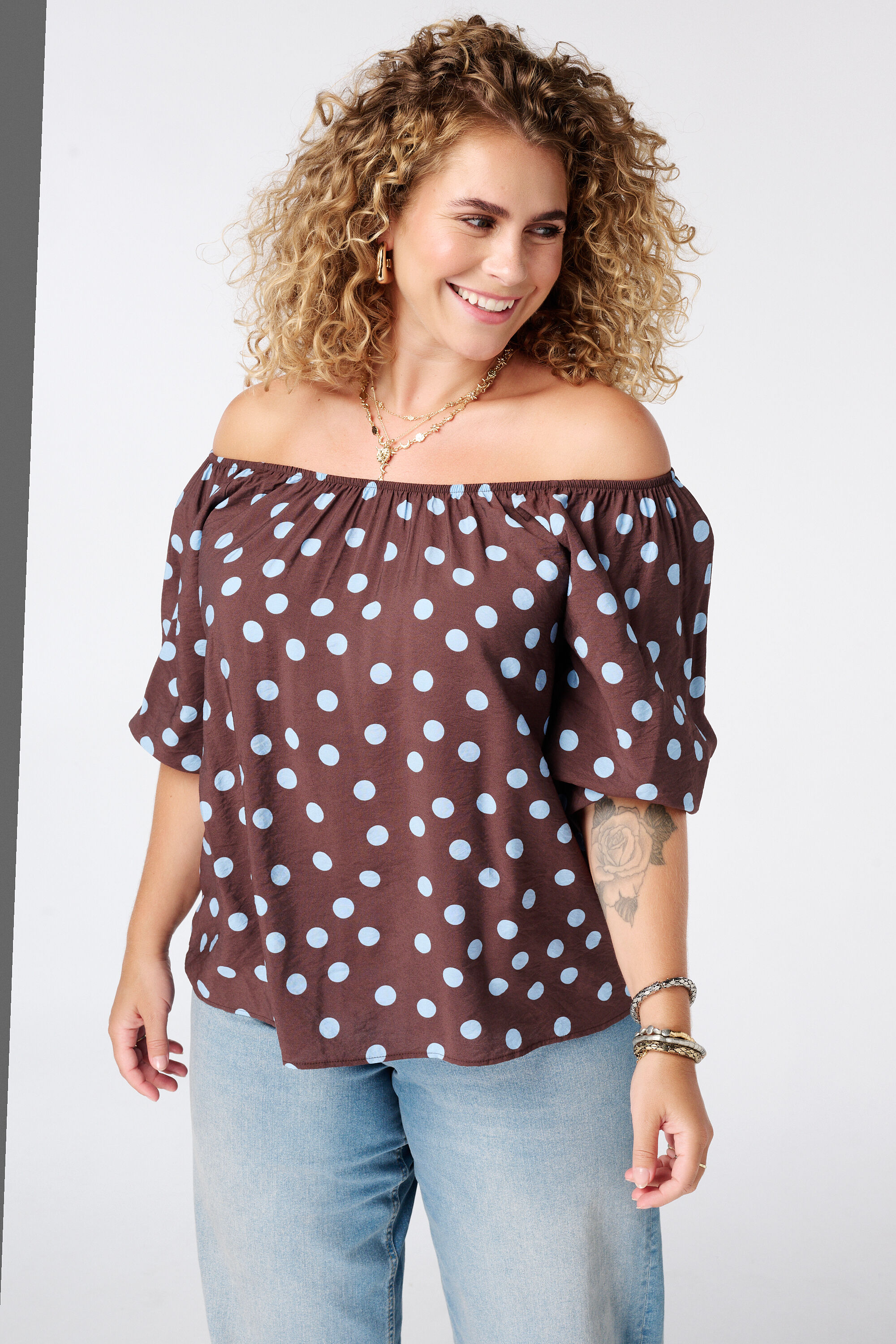 Blusa con hombros al descubierto y estampado de lunares