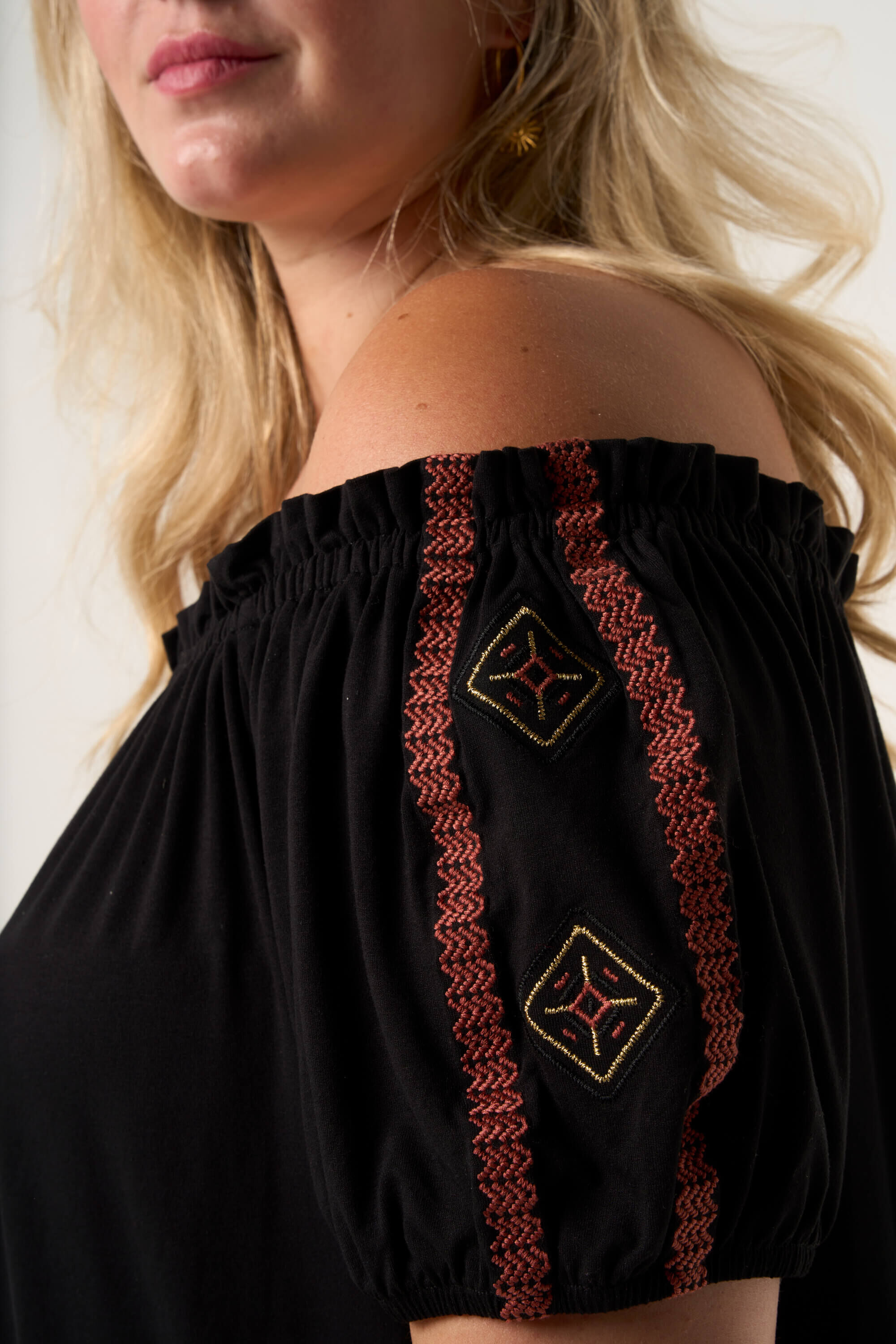 Top con los hombros al descubierto con detalles image number 5