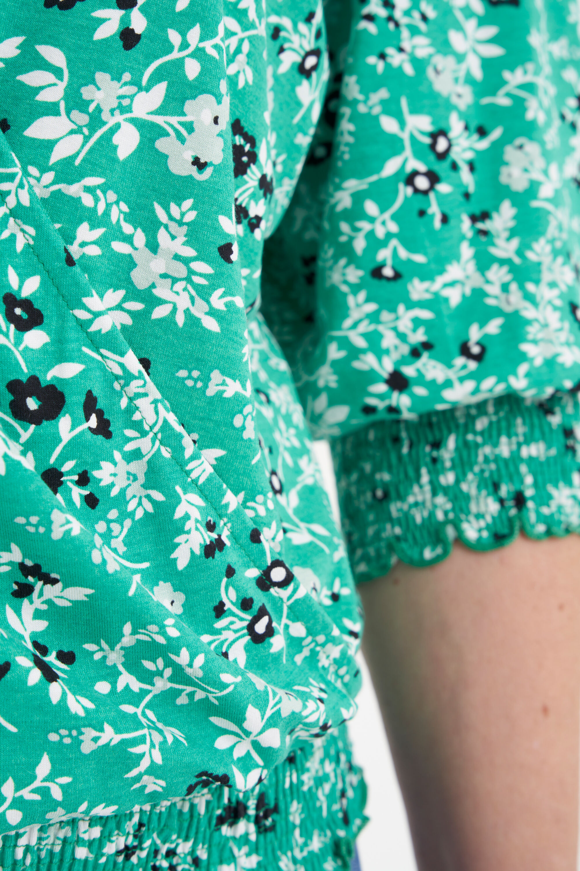 Top cruzado con estampado image number 5