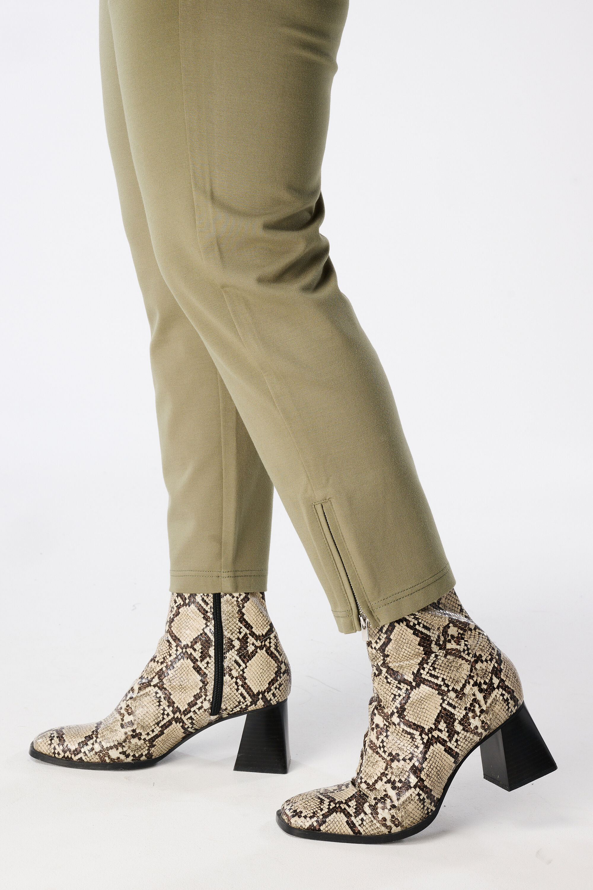 Pantal&oacute;n con cord&oacute;n image number 5