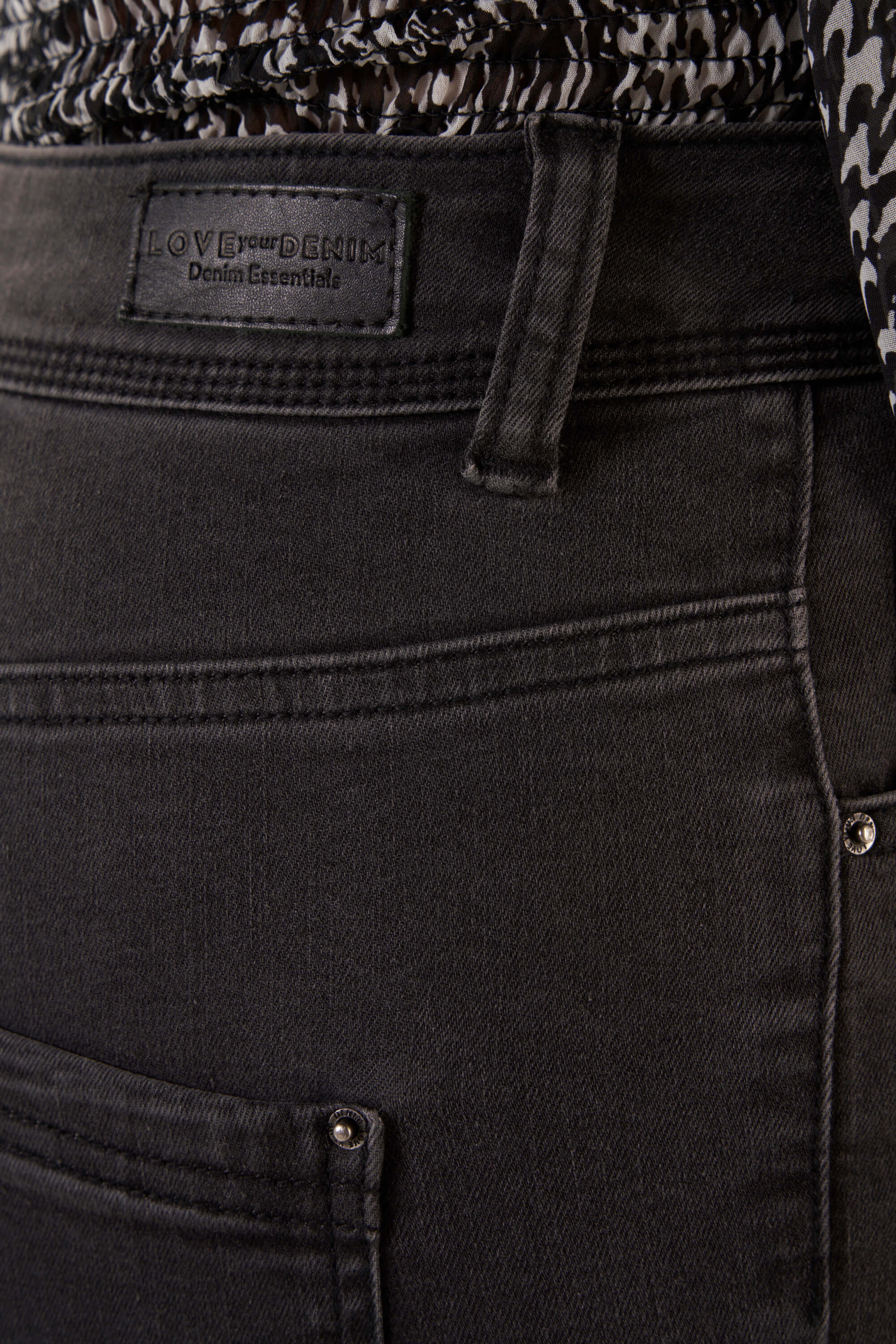 Vaqueros CHERRY de corte pitillo y talle alto image number 5