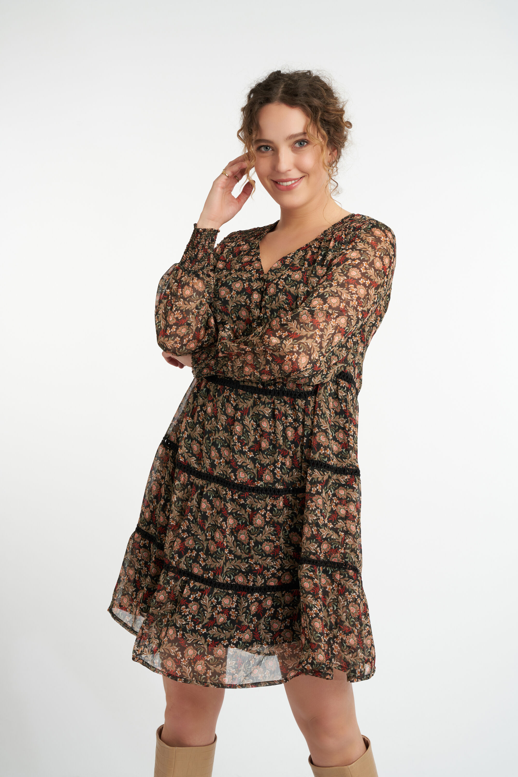 Vestido de flores con detalles fruncidos   image number 5