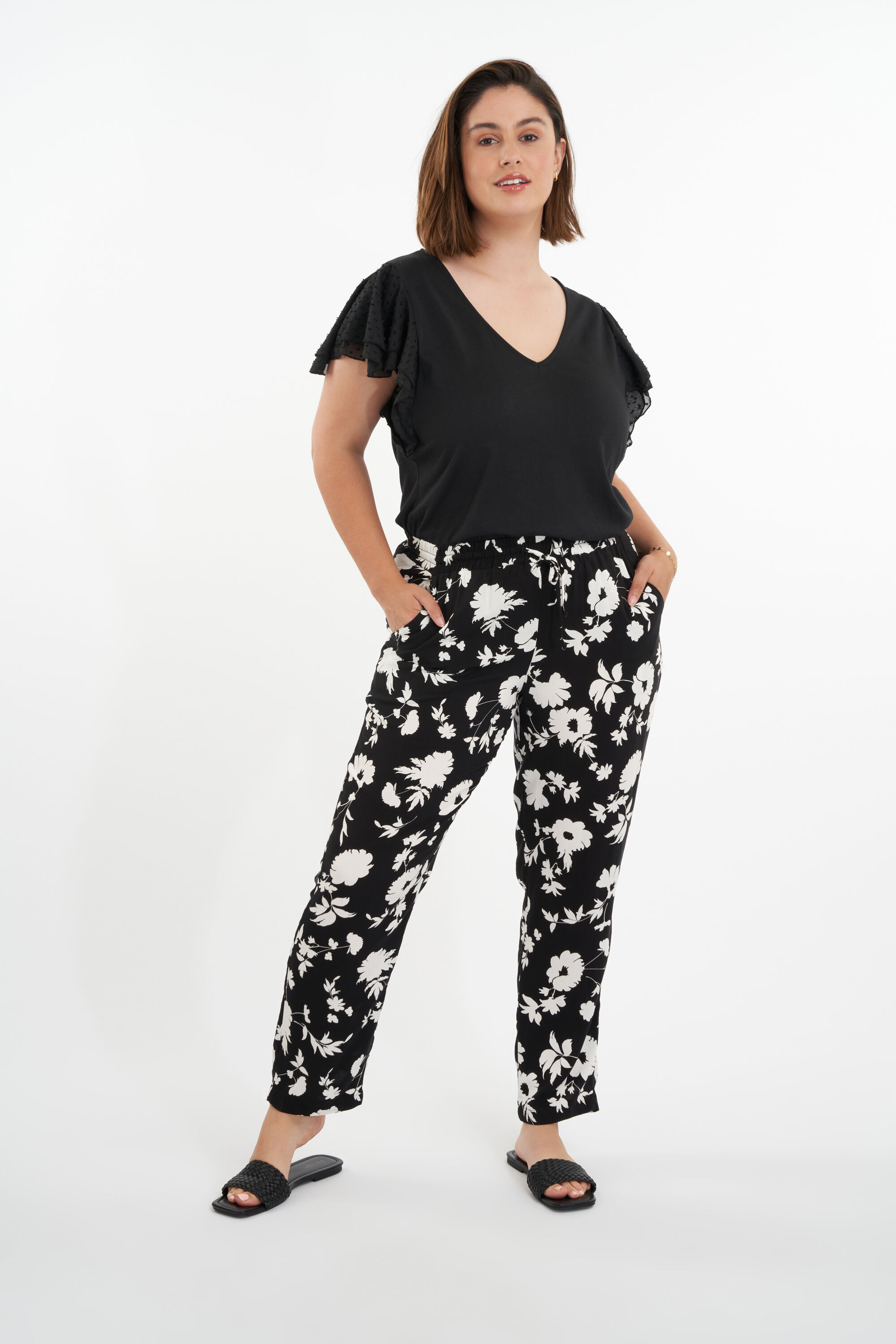 Pantalones holgados con estampado image number 4