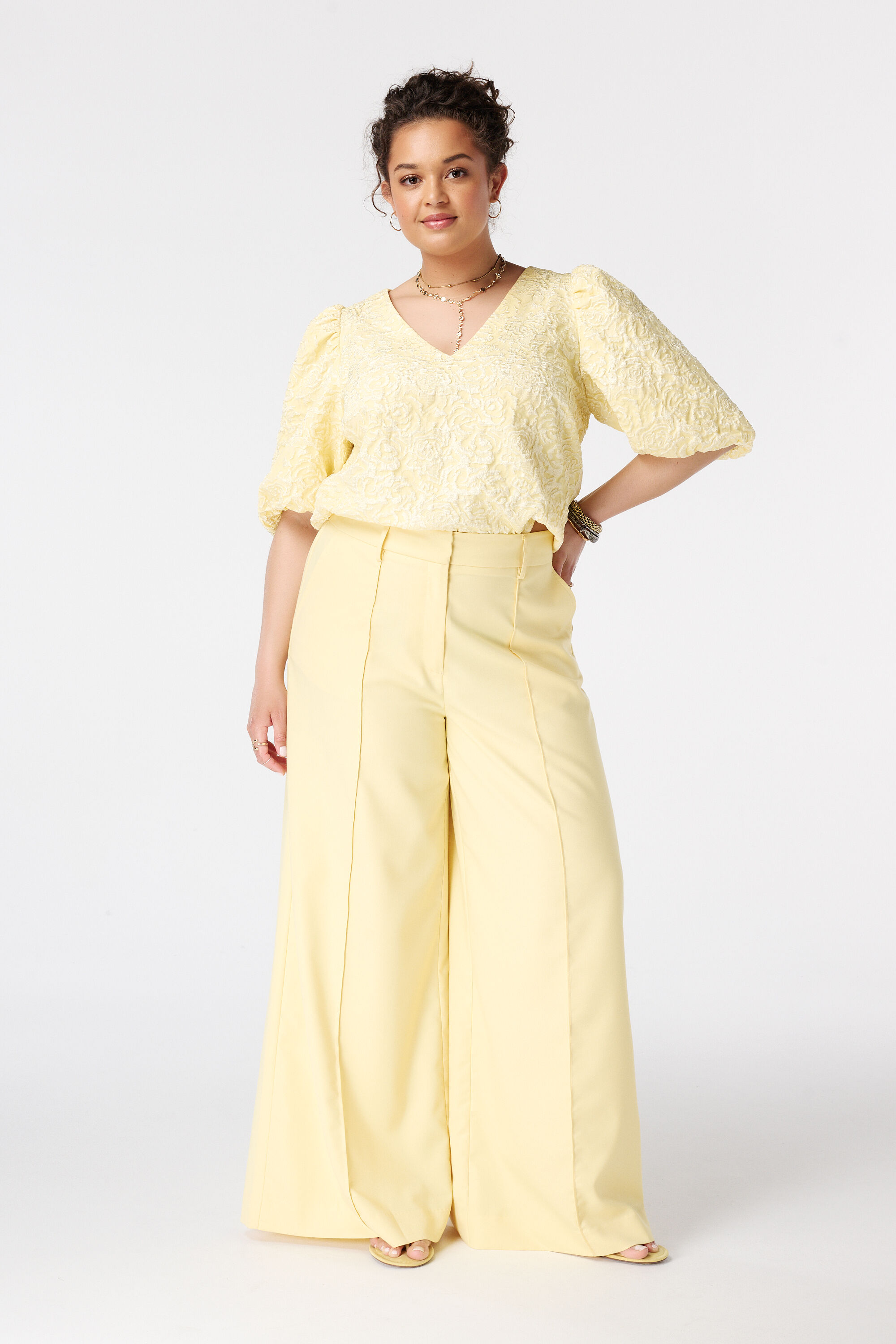 Blusa jacquard con mangas abullonadas image number 5